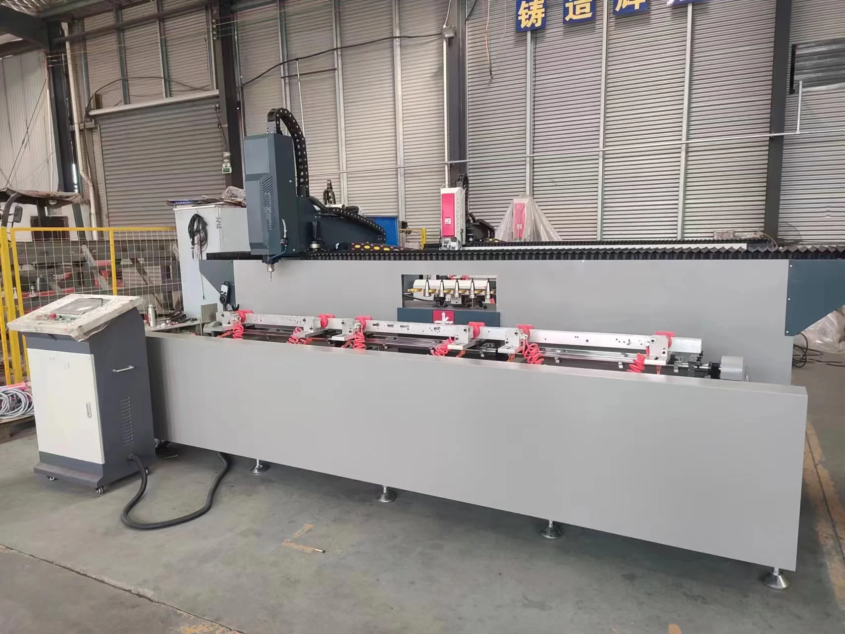 9 кВт Главный шпиндель высокоскоростное алюминиевое окно cnc фрезерный сверлильный станок с инструментами функция автоматической замены