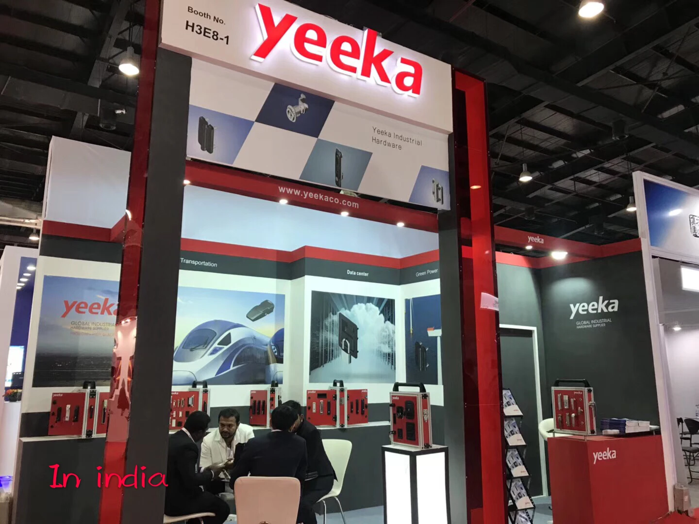 Cabinet hardware Yeeka 1702-10A-10 paddle latch with padlock, housing black powder coated, panel lock