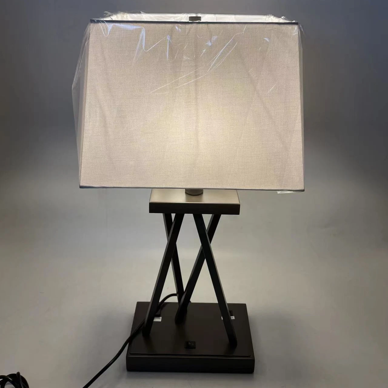 UL listed Wyndham Days Inn hotel guest room project nightstand bedside metal Table lamp with USB port and AC power outlet