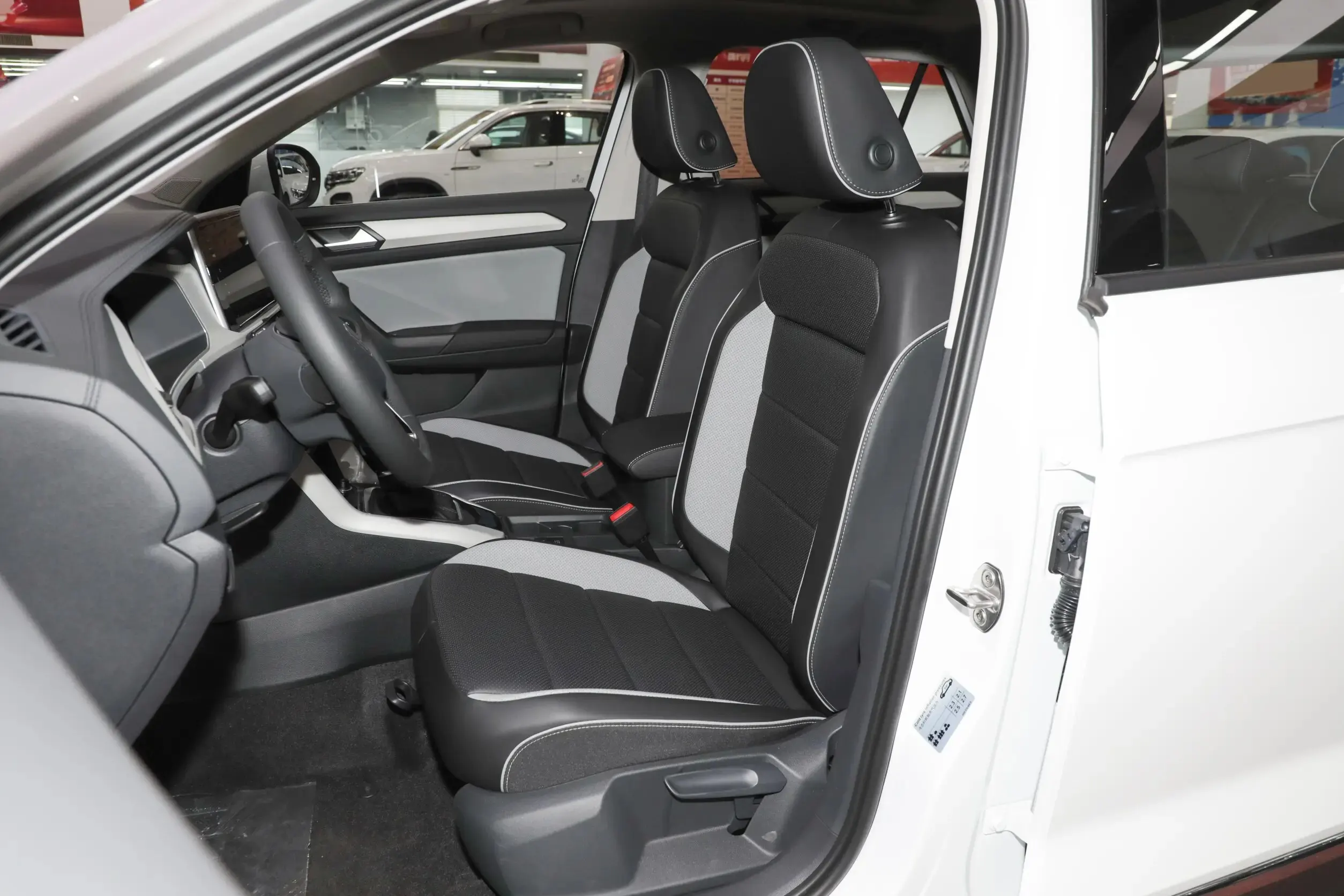 2024 Volk-swagen T-ROC New Condition SUV Automatic Gearbox Light Leather ACC R17 Euro VI Available Electric Gasoline Petrol