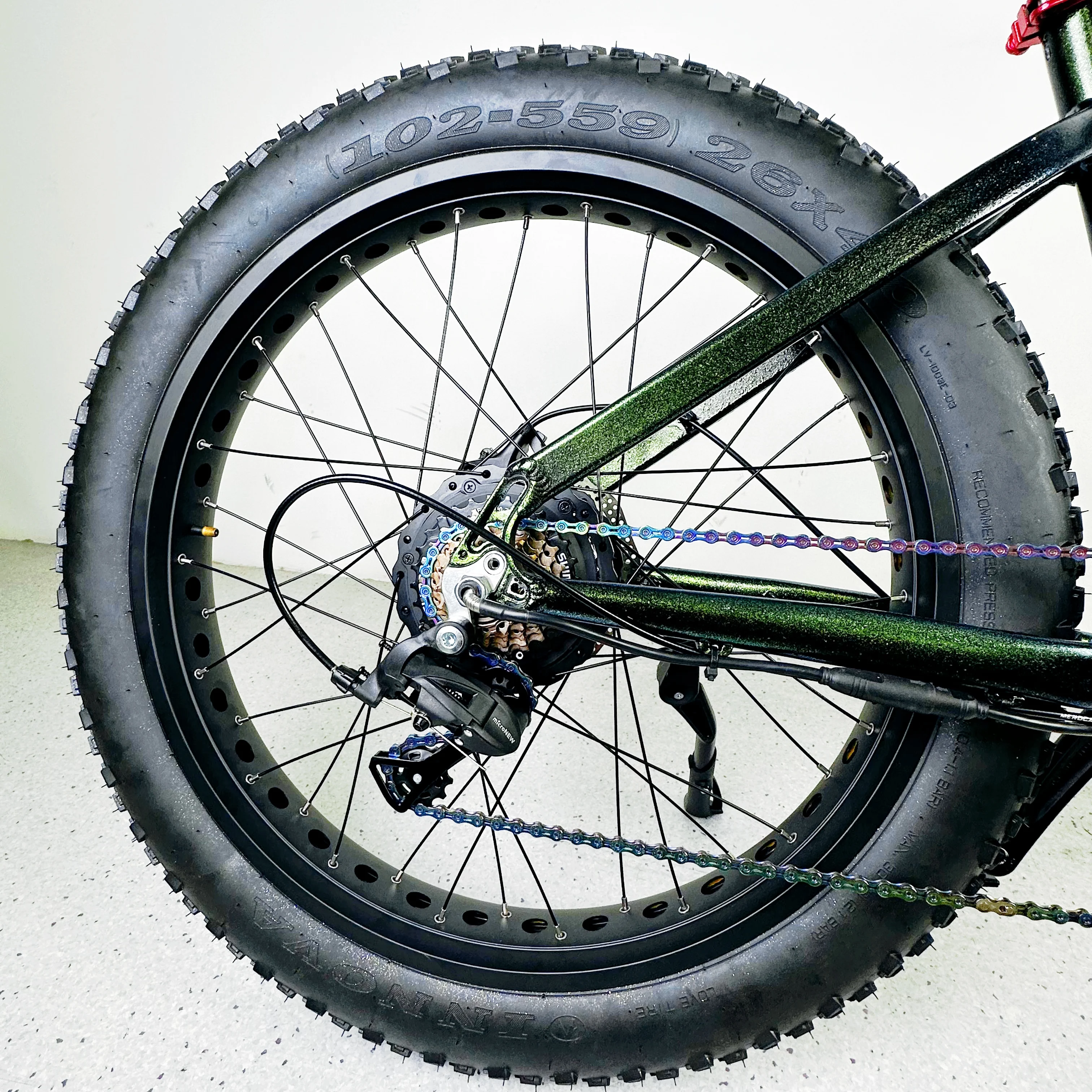 2024 26-Inch Fat Tire Electric Mountain Bike with 48V 10.4Ah Dual Lithium Batteries and 250W Hub Motor 7 Speed Sensor Type