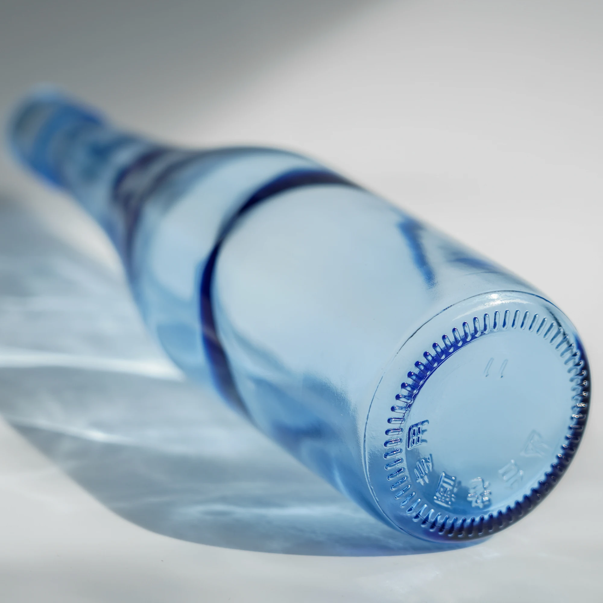 700ml screw beverage vodka whisky jean drink brandy carbonated drink champagne transparent light blue glass bottle
