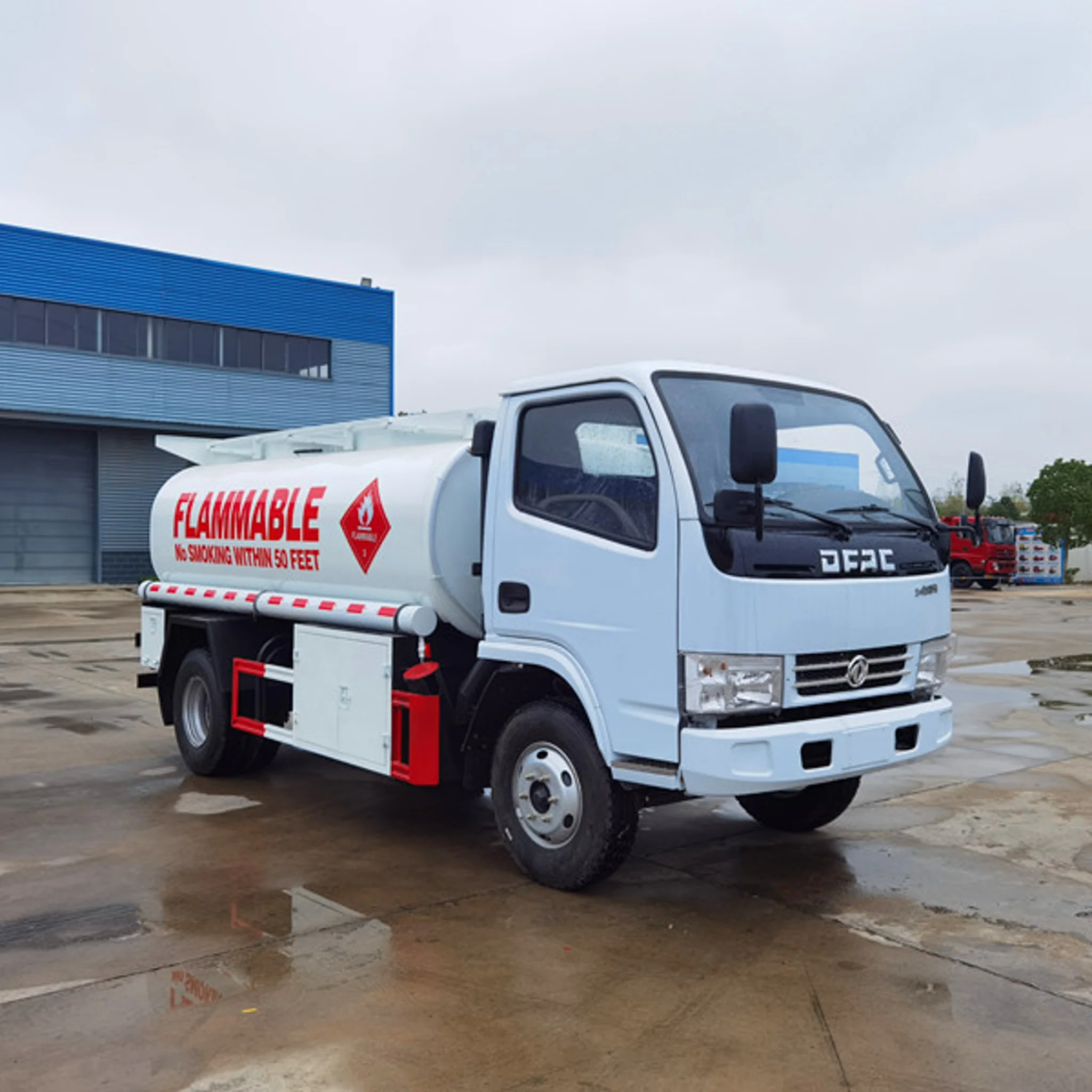 Dongfeng Dolica tanker truck Fuel Tanker Truck  4x2 130Hp Automatic 6CBM Oil Tank