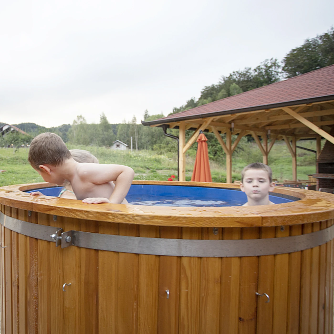 red cedar wooden hot tube barrel for bathtubs 4 person