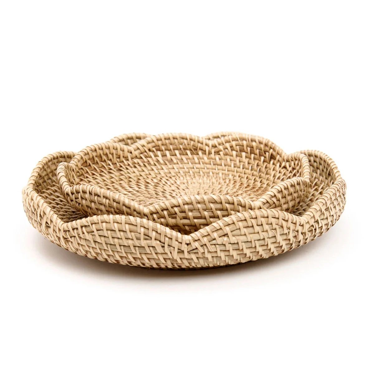 Delicate Round Scalloped Rattan Serving Tray Woven Wicker Tray For Storing Food Bread Or Fruits Ideal For Home Hotel Restaurant