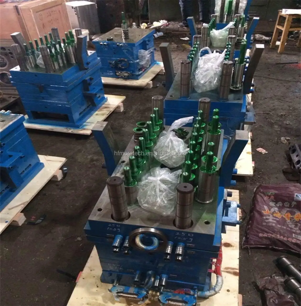 PET plastic bottle preform mould