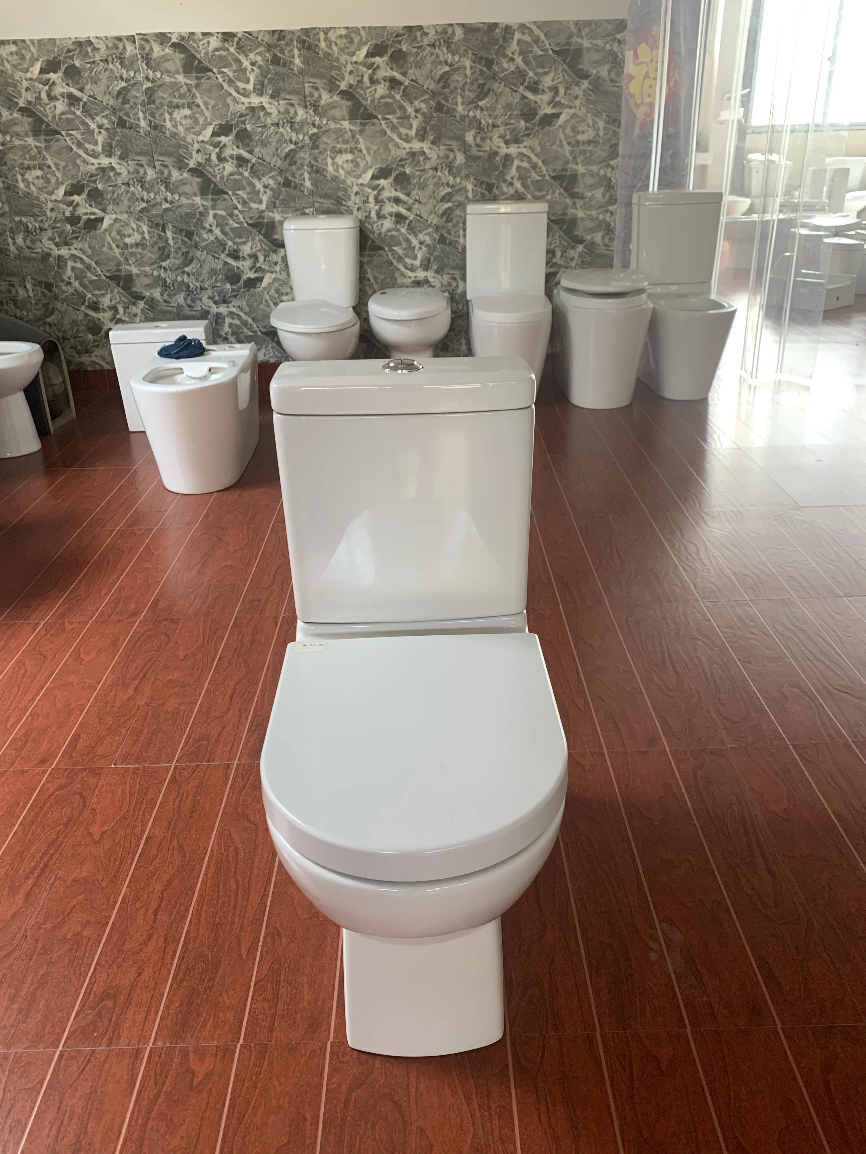 Saudi ArabiaEuropean Master Design 5 Years Warranty Adjustable Water Pressure 4.8-6L Flush Flow Dual Flush Luxury Ceramic Toilet