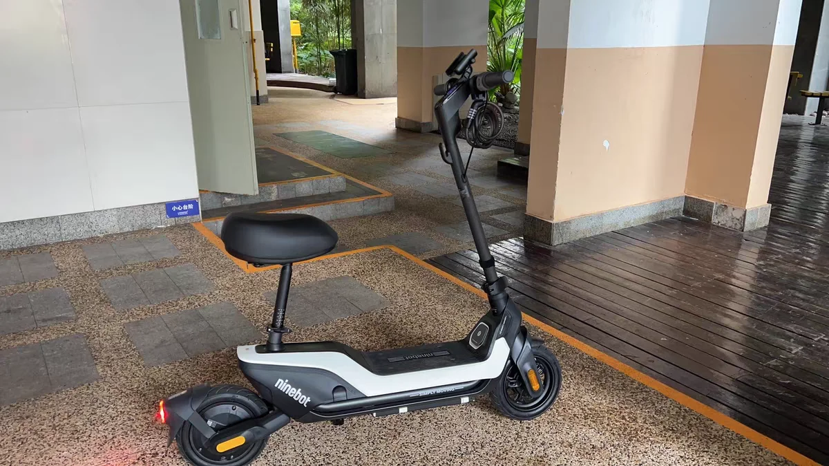 UiFi 1 Stand-Up E-scooters with Compact Seat Electric Scooter for Teens Adult