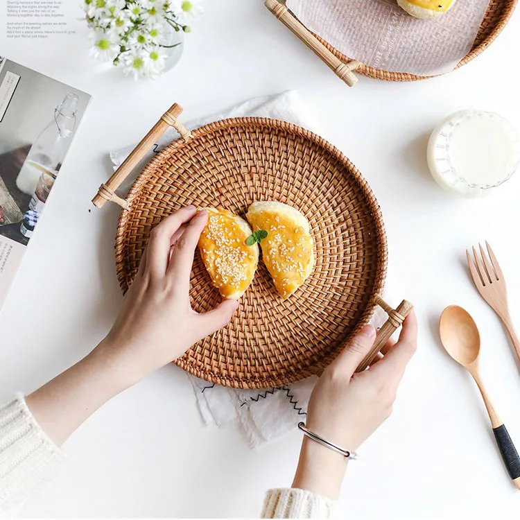 Wholesale rattan woven basket tray round food serving trays with wood handles home decor