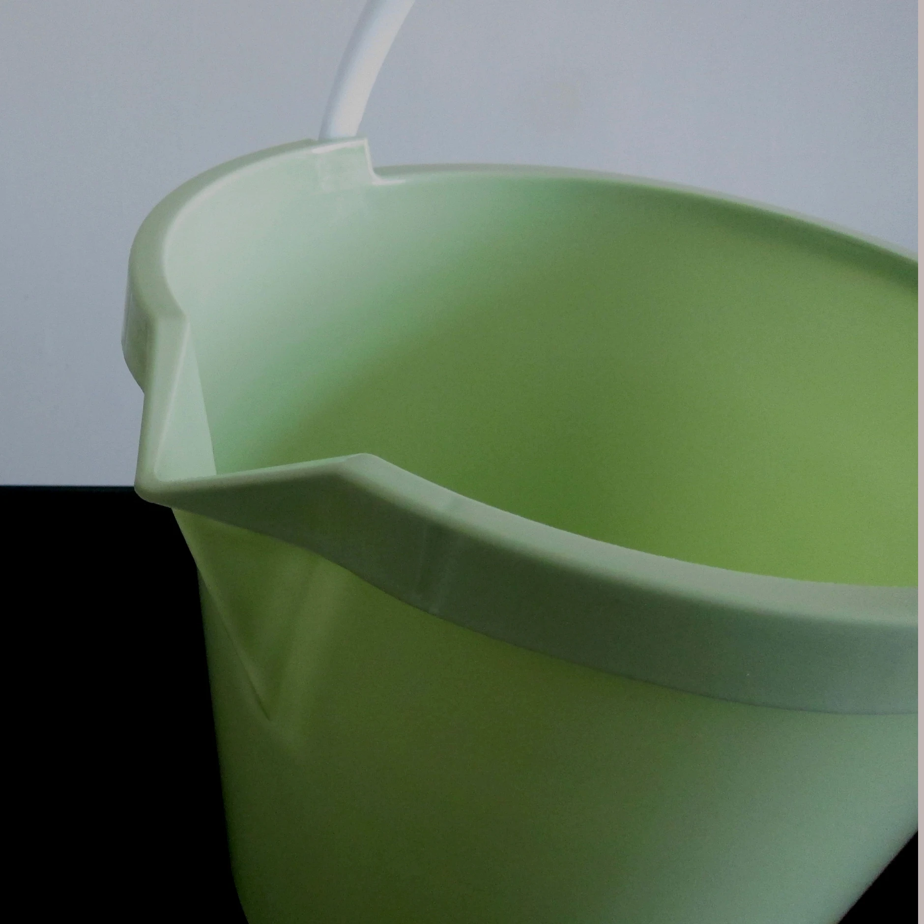 Good quality 10L plastic bucket With Handle Water Washing Bucket