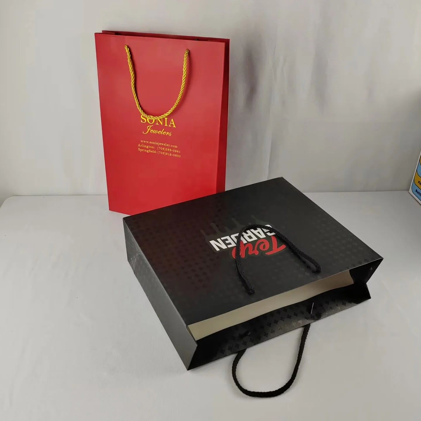 Recyclable Europe Shopping Clothing Bag Custom Luxury Gift Paper Bag supplier Cosmetic Gift Bag with UV Glossy Gold for Business