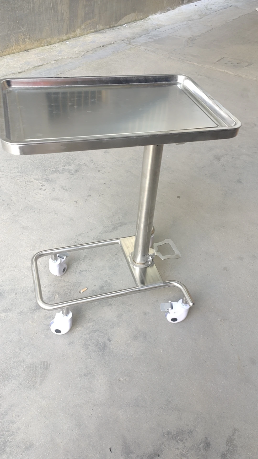 High Quality Instrument Cart  Stainless Steel trolley Hospital Furniture height adjustable surgical Hydraulic mayo table