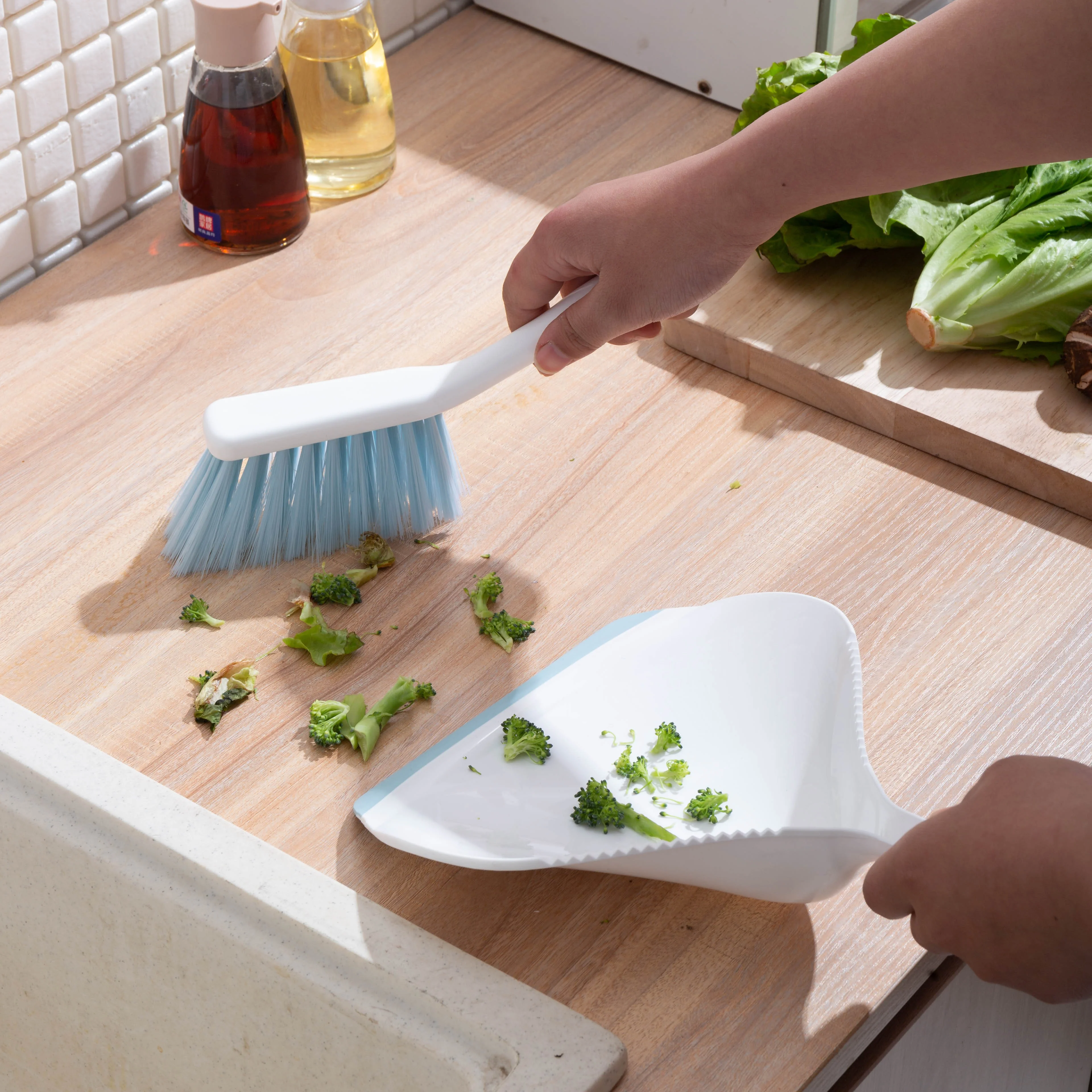 Kworld Wholesale Multifunctional Laptop Cleaning Plastic Hand Small Mini Broom And Dustpan Set with TPR Lip For Home