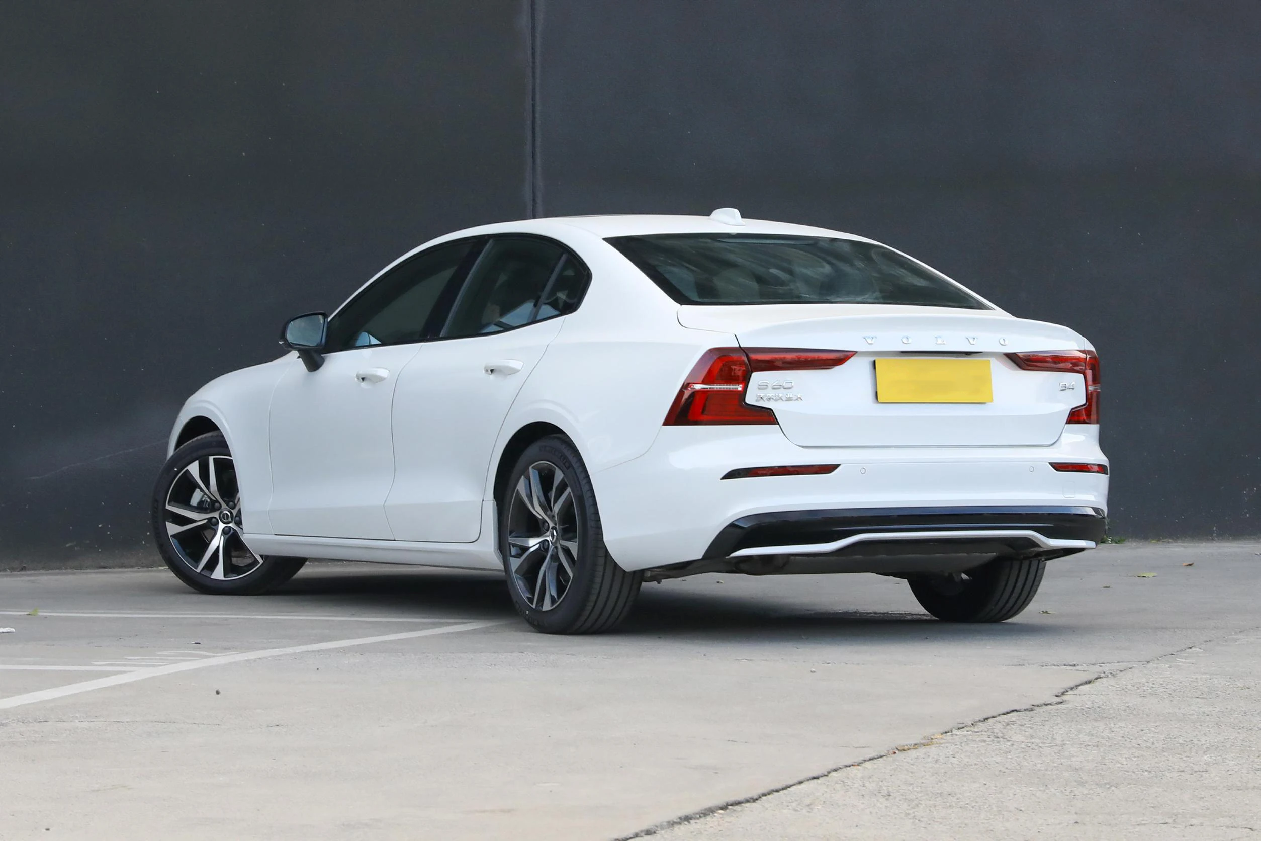Новое поступление средний автомобиль Volvo 197Ps 145Kw 4-дверный 5-местный седан для продажи S60 VOLVO B4 FWD Deluxe Edition 2 0 T