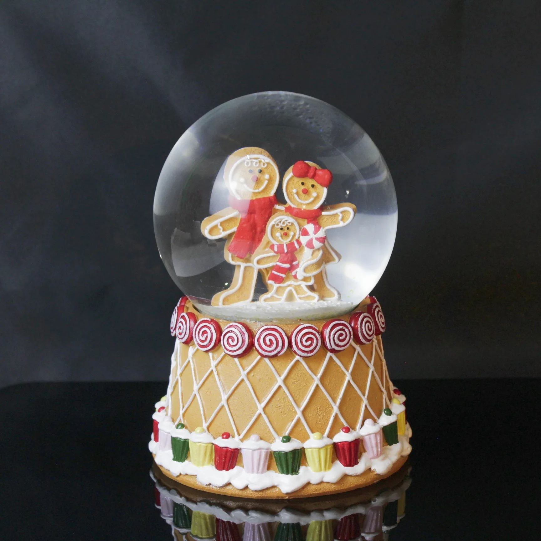 Cute Resin Crafts gingerbread man Snowflake Crystal Ball Christmas snowglobe Biscuit Man Snowball for christmas gift
