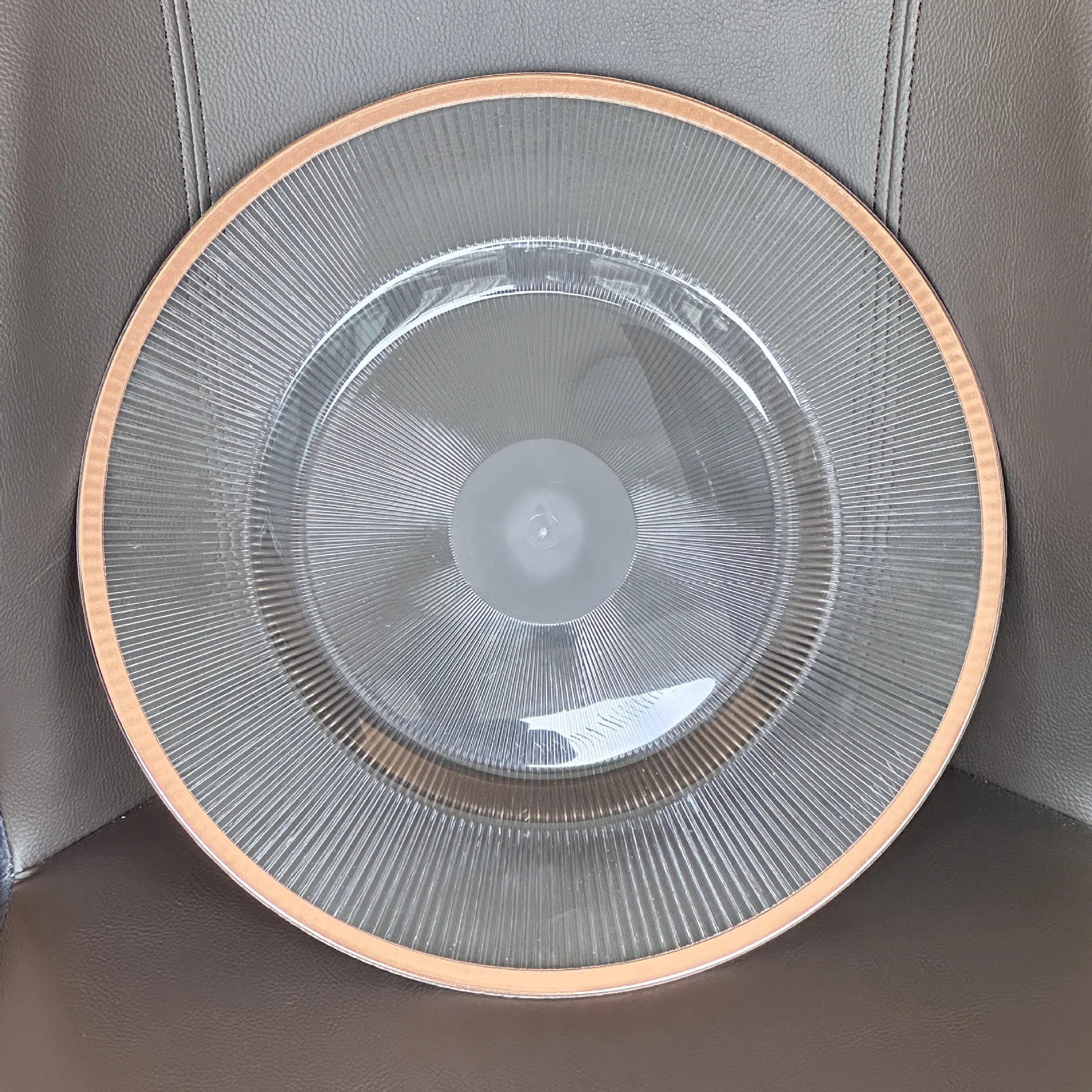 Gold Rim round PP Thread 33cm Clear Plastic Charger Plates Sustainable Engraving Technique Wedding Table Decoration Plate Dish