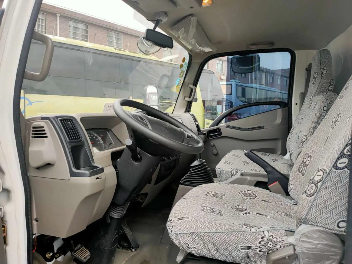 2015 2016 used JMC left hand drive light box truck diesel 7.5ton-10tons van cargo box truck in stock  used lorry truck