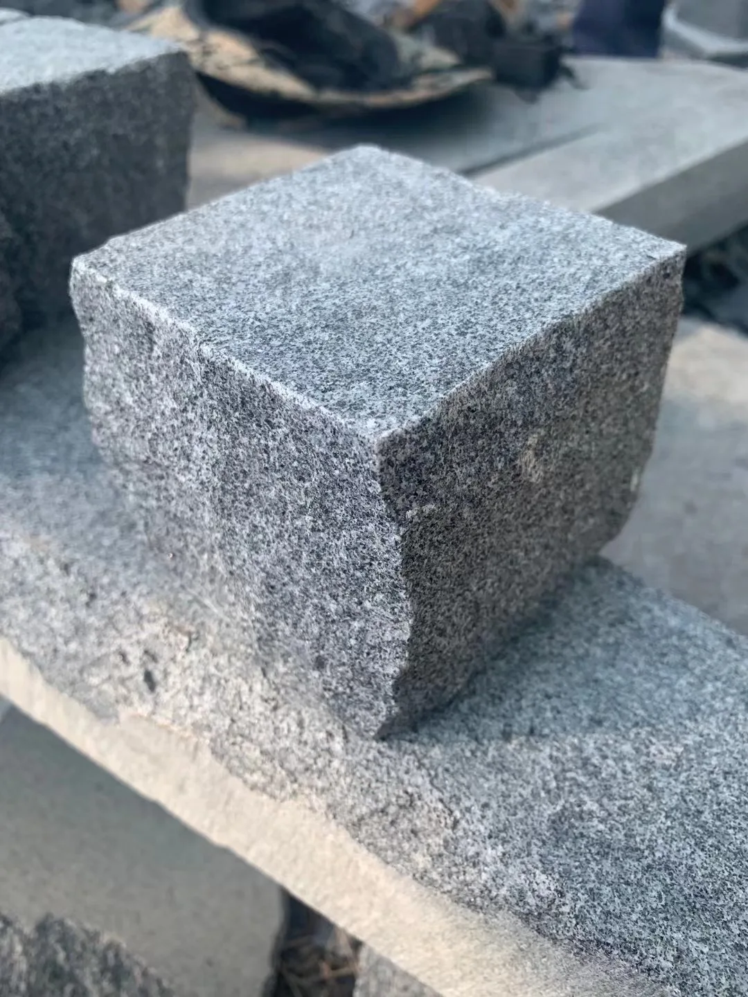 Natural Dark Grey Granite Patio Pavers G654 Tumble Granite Driveway Cube Stone For Outdoor Floor