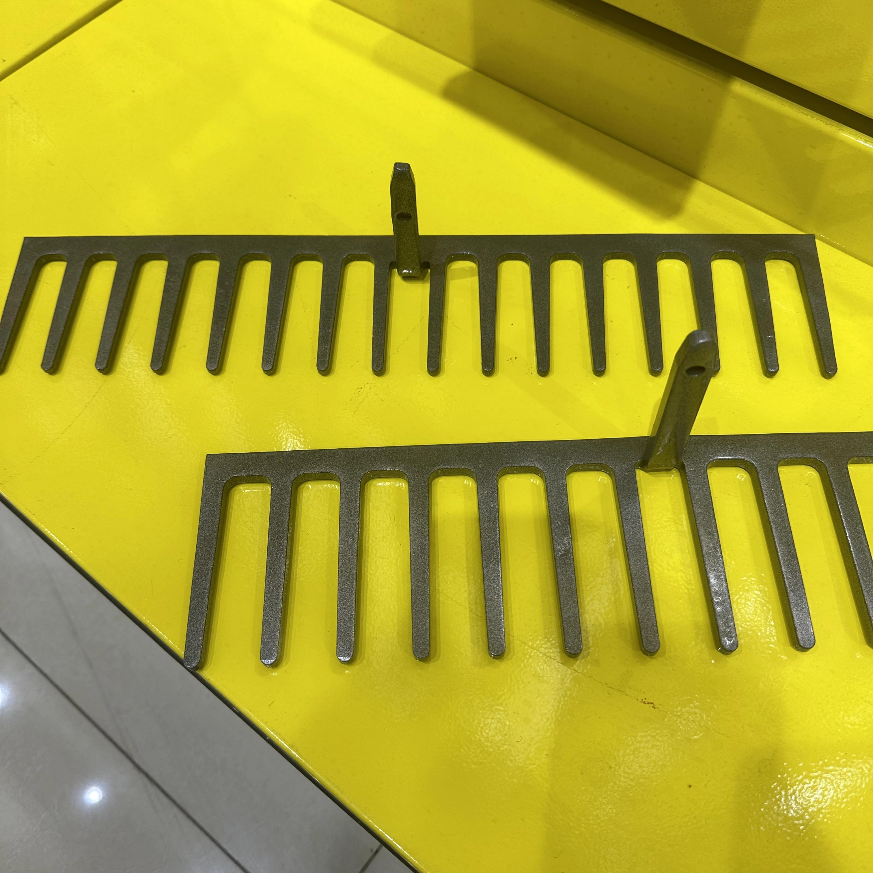 High Quality Garden Carbon Steel 16 Teeth Push Rake Garden Tools Garden Lawn Leaf Rake