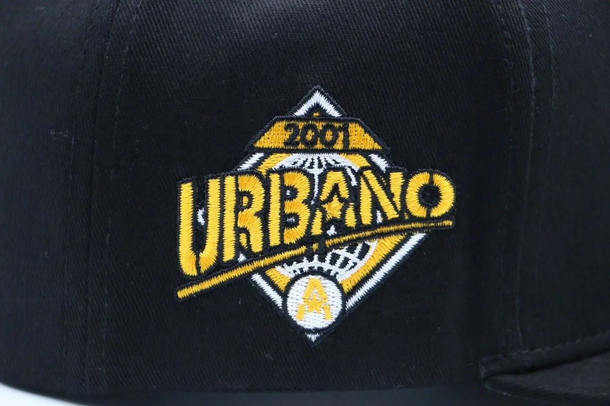 OEM 3D Logo Embroidery Snapback Hat 6 Panel 100% Cotton Black Squared Flat Bill Brim for Performance Outdoor Party Travel