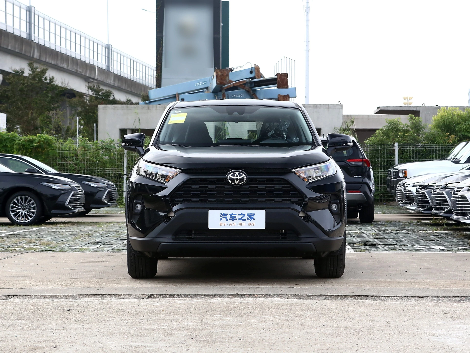 2022 Tyota Rav4 Гибридный внедорожник Подержанный автомобиль для продажи FWD 4L двигатель R18 шины кожаные сиденья размеры 4x4