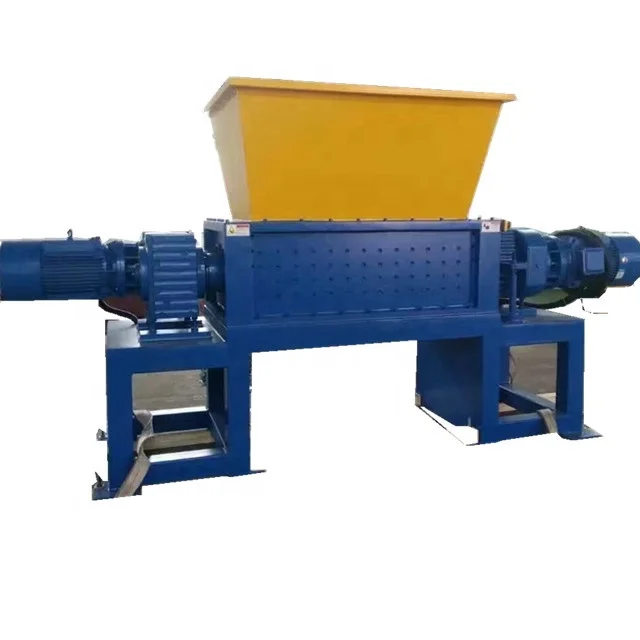Промышленный двухвальный измельчитель для переработки бутылок с деревянными поддонами пластиковыми пленками