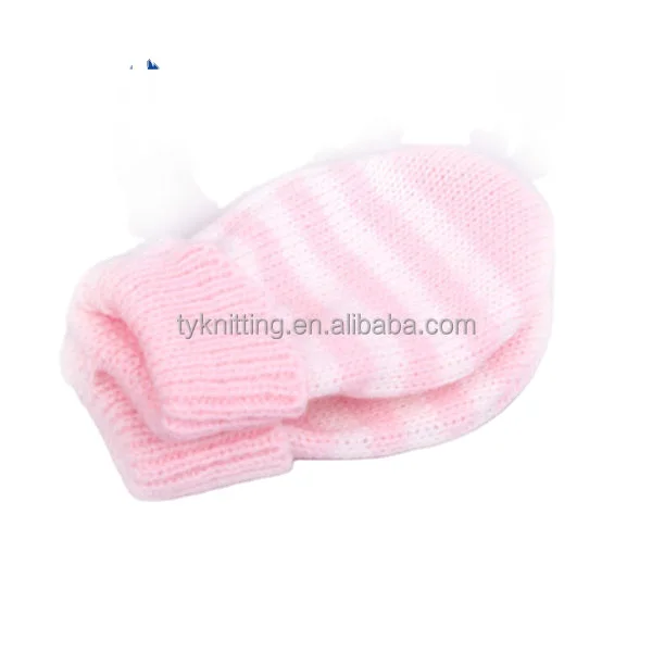 Милые теплые варежки с светло-розовыми и белыми полосками из ткани