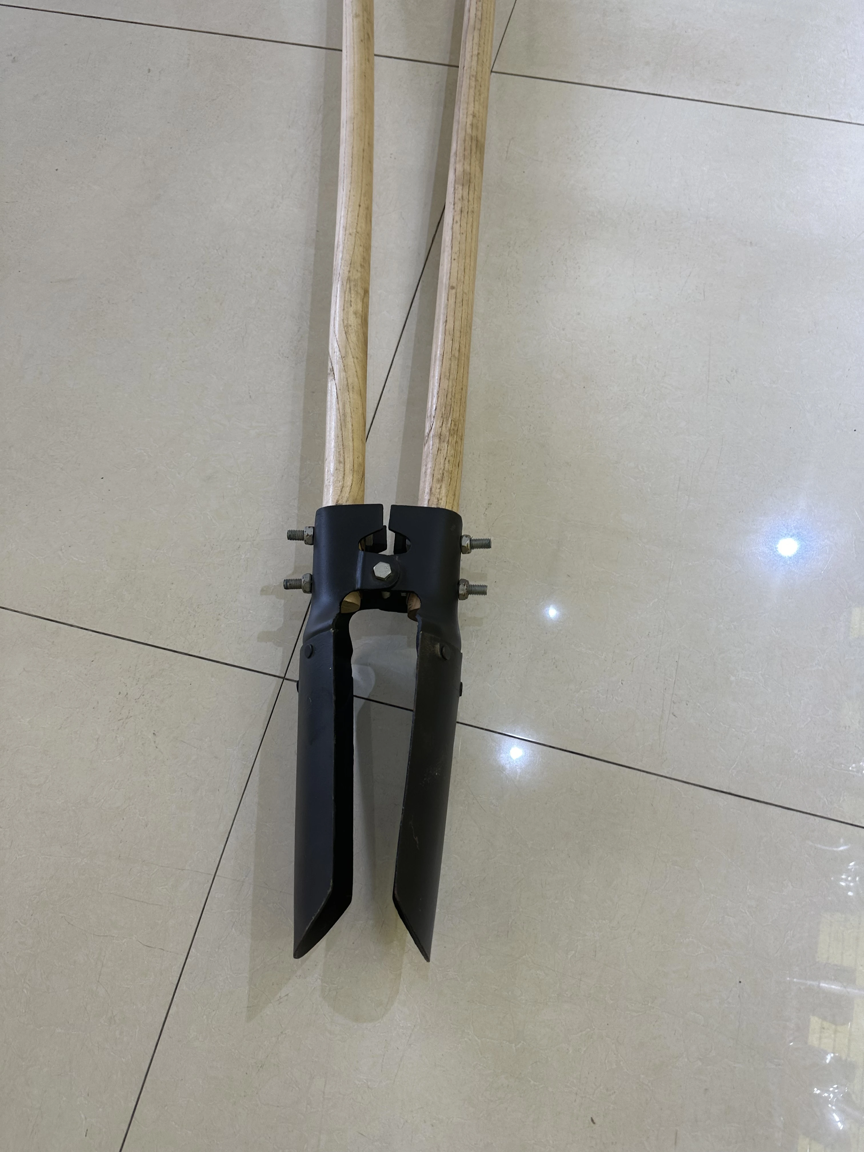 Factory Price Farm Tools Post Hole Digger With Wooden Metal Fiberglass Handle