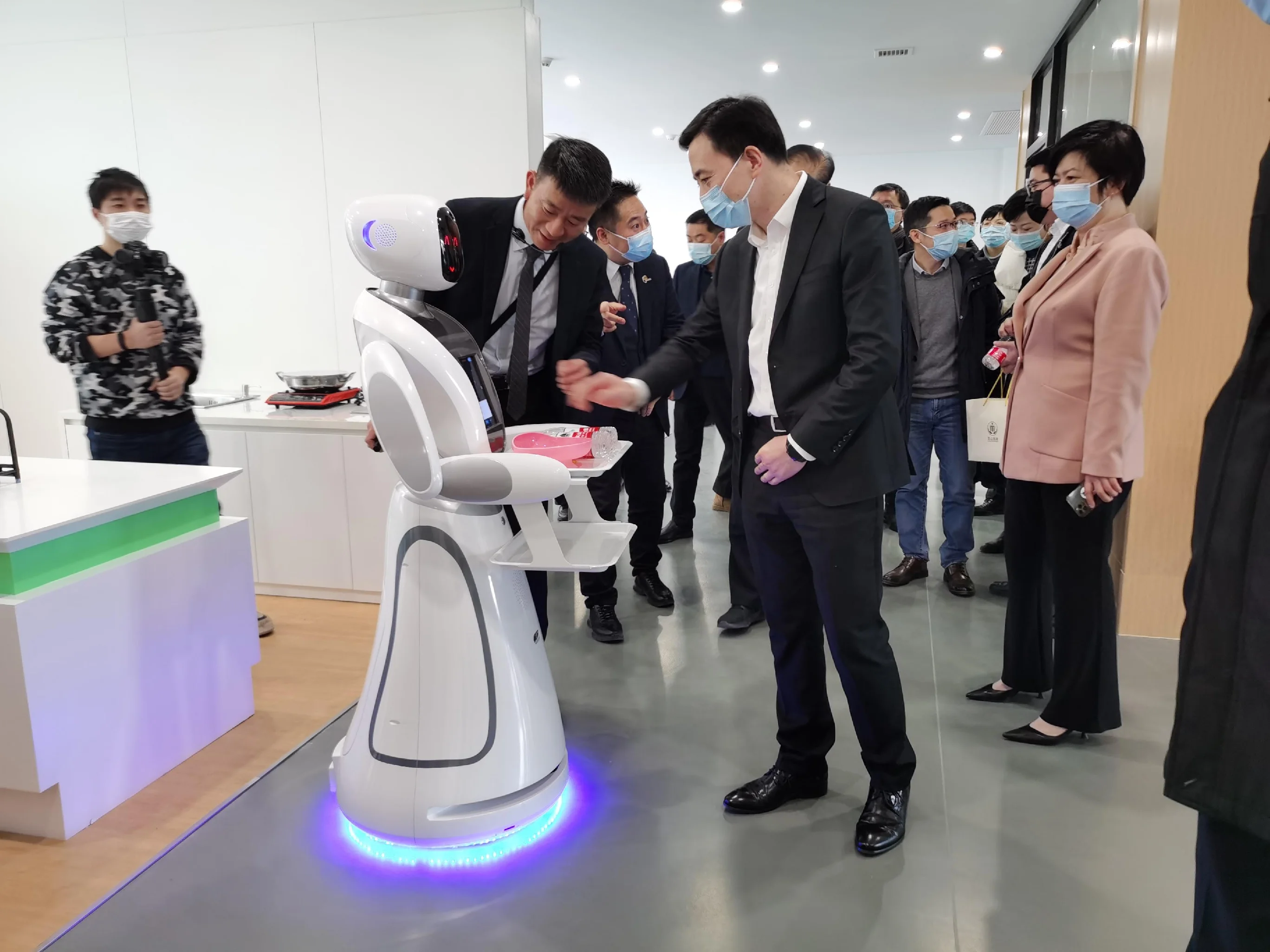 High Quality 49KG ABS Material Smart AI Guiding Welcome Robot for Commercial Commerce Service