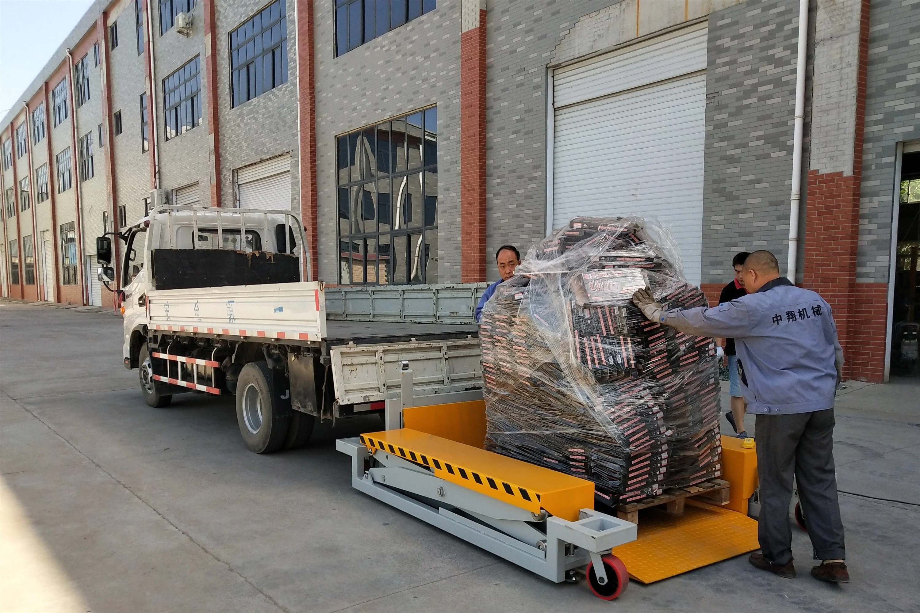 Zhongxiang mobile truck loading unloading container lift table ramp