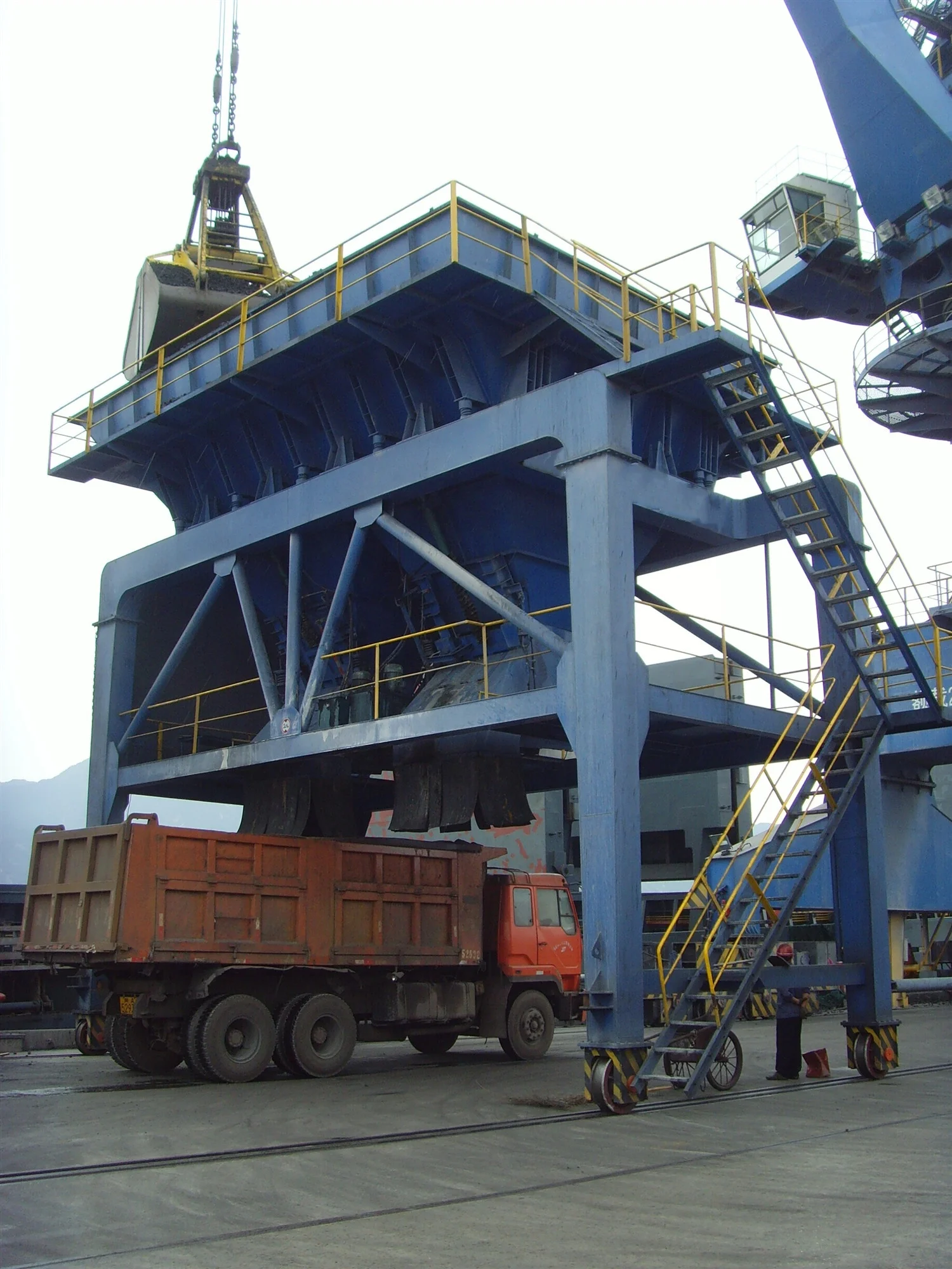 Dust-Trap mobile Hopper for Port Unloading Bulk Cargo