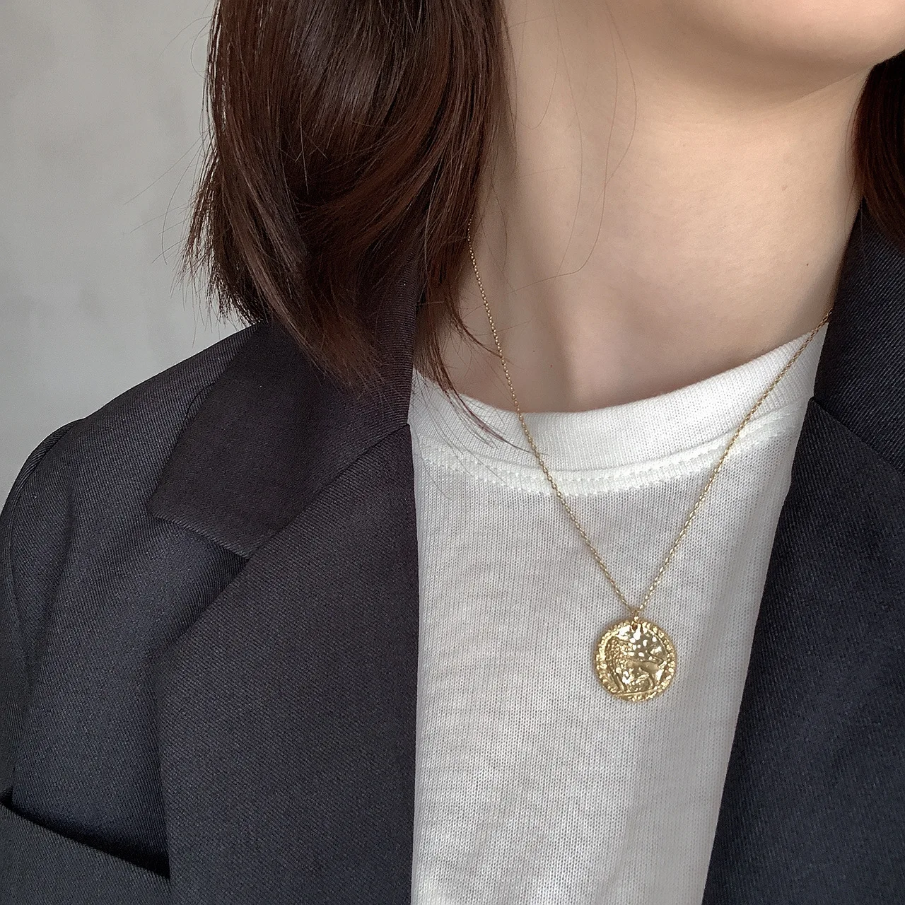 VIANRLA  925 sterling silver emboss lion round coin 18k gold plated pendant necklace