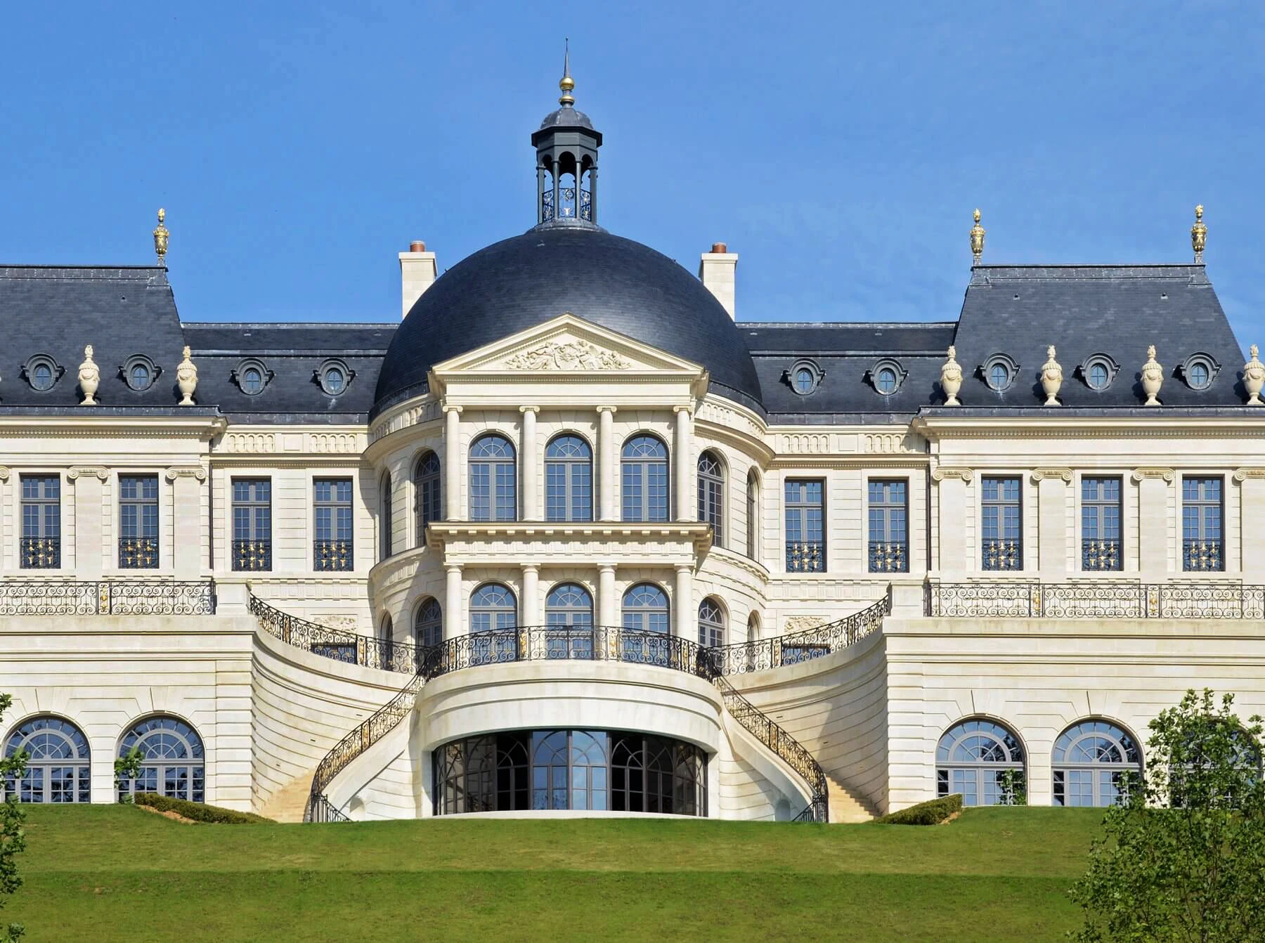 Rainproof Windows of houses, steel Windows that open vertically, ventilated and splashproof glass Windows of curtain walls.