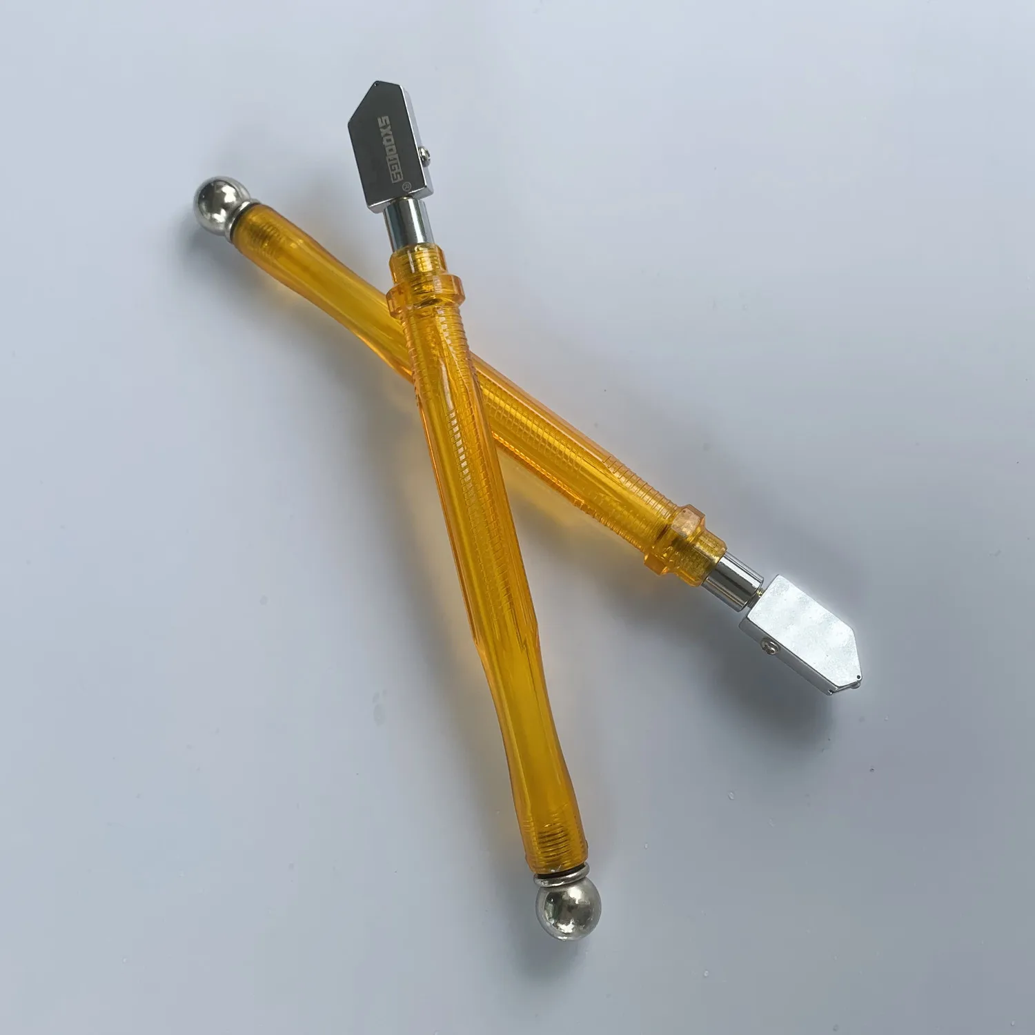 Hot Selling High Quality Oil-Feeding Glass Cutter With Sharp Cutting Diamond Wheel Design