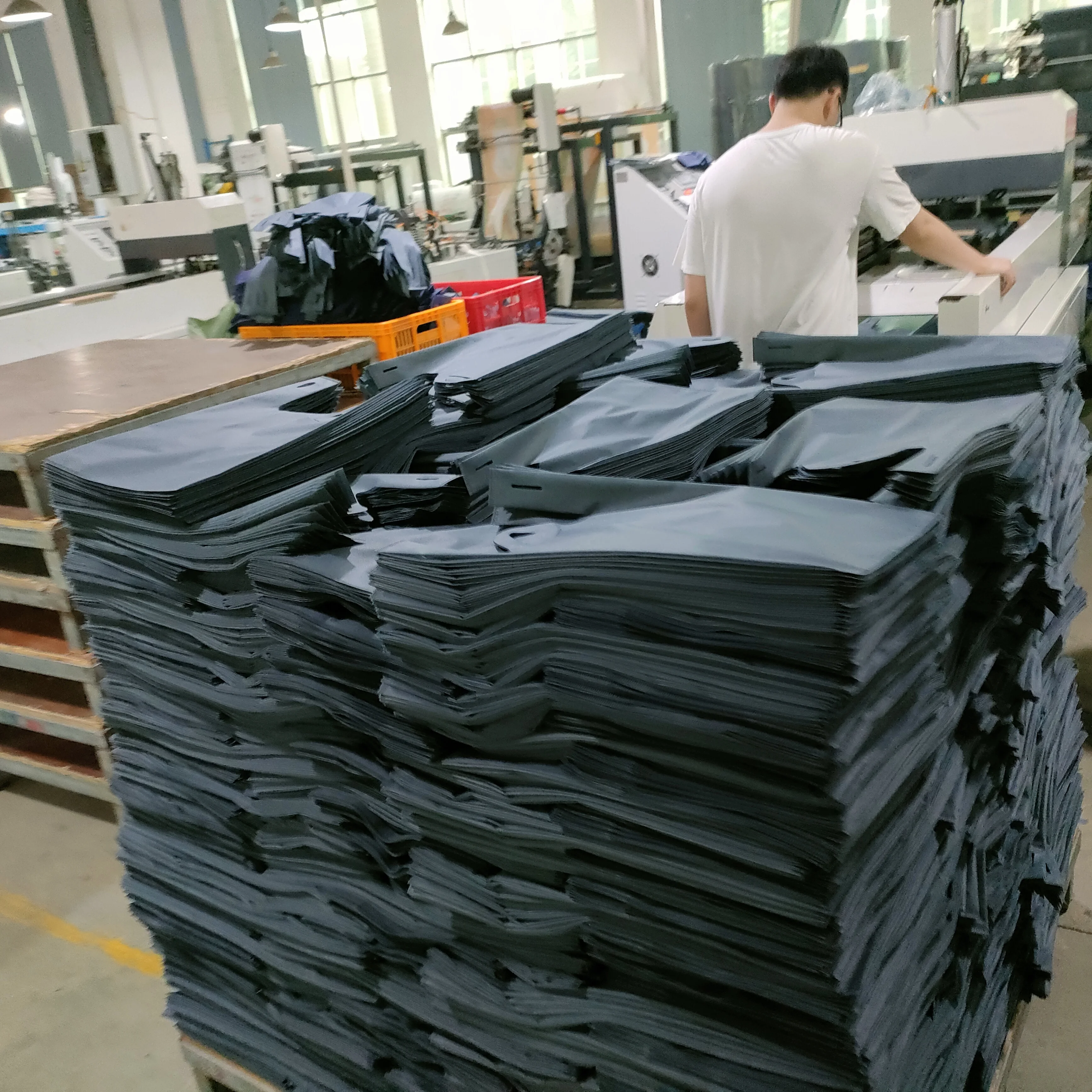 Продажа разумная цена pp ЛАМИНИРОВАННЫЙ рекламный oem низкий белый новый продукт золотой поставщик черный нетканый мешок