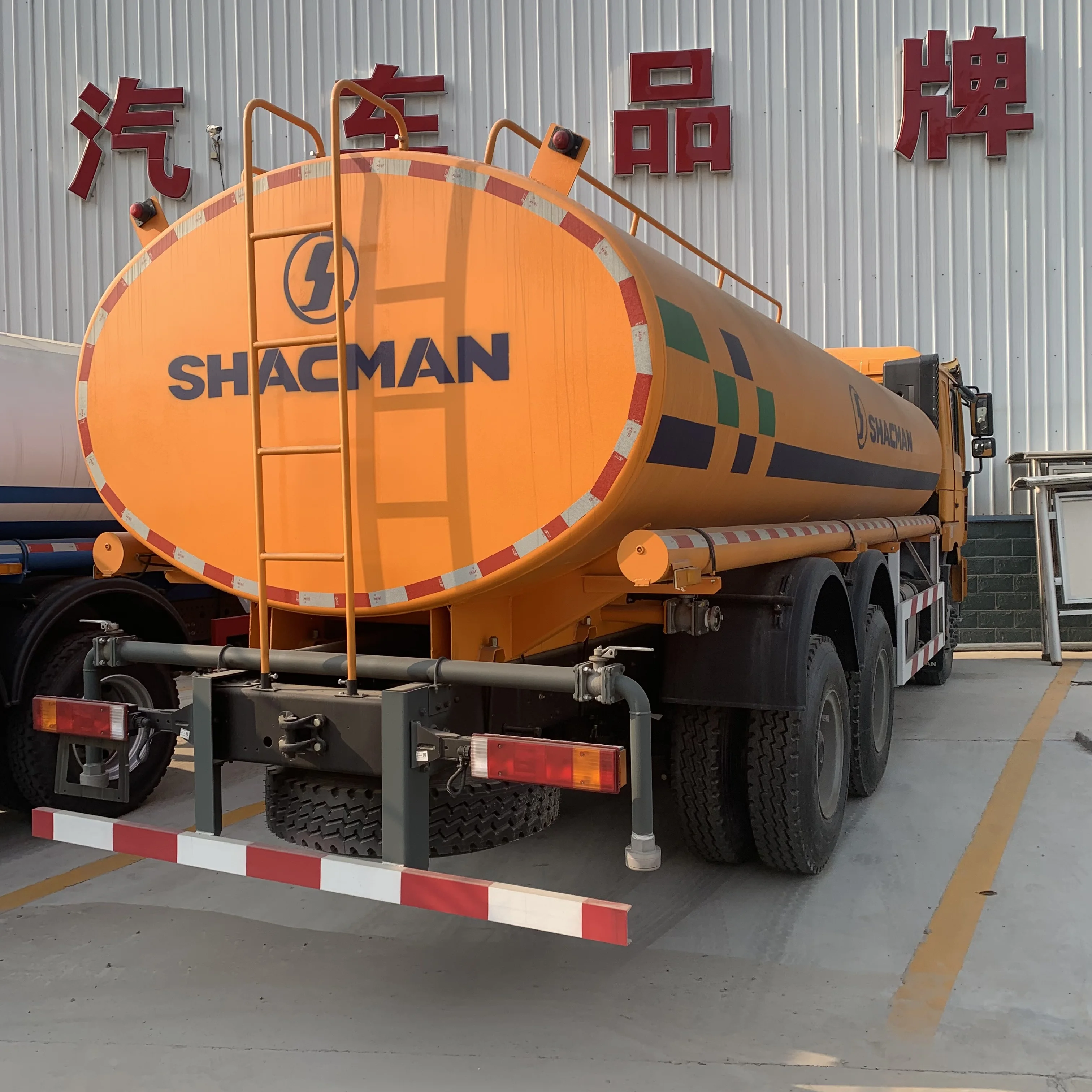 New Model SINOTRUK HOWO 6x4 20CBM 25000 liters fuel tank truck