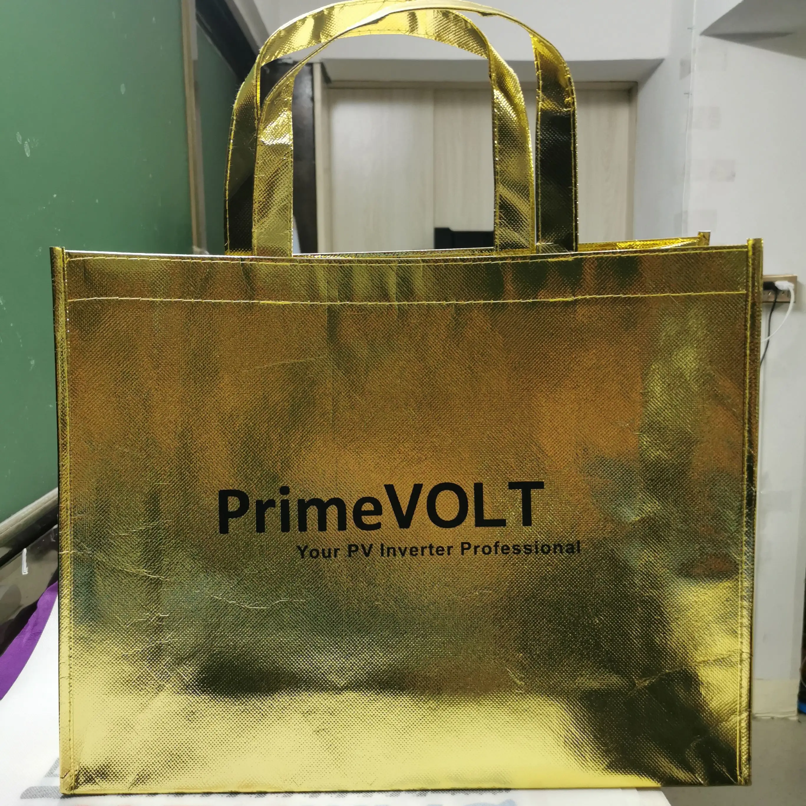 Hot sale gift pink Gold Silver sturdy laser holographic non woven clothing store shopping tote bag