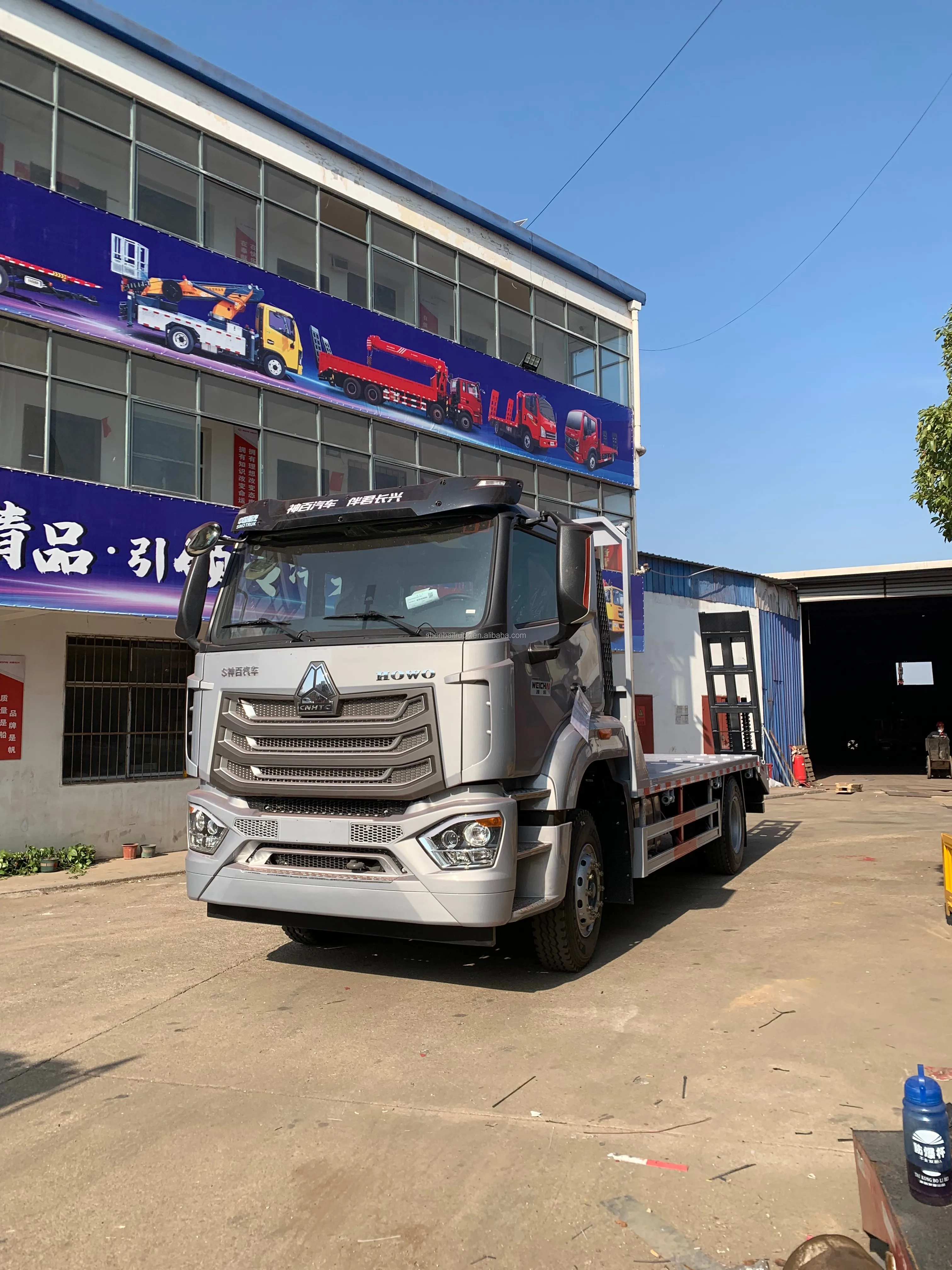 Sinotruk Howo 4x2 бортовой грузовик с рампой лестница низкая транспорт для продажи