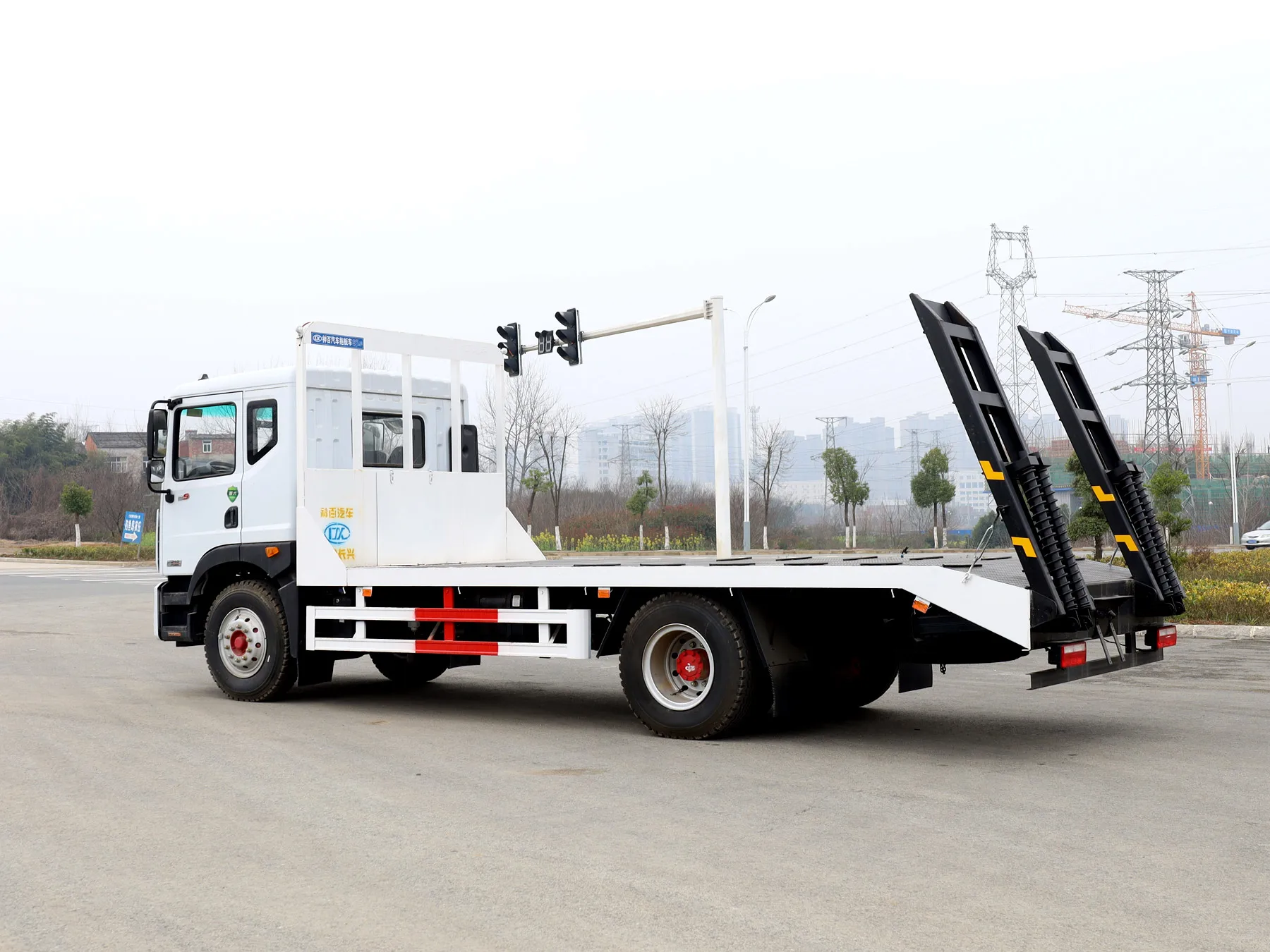 Dongfeng D9 4X2 грузовик с платформой и задней металлической лестницей для погрузки автомобиля продажи в