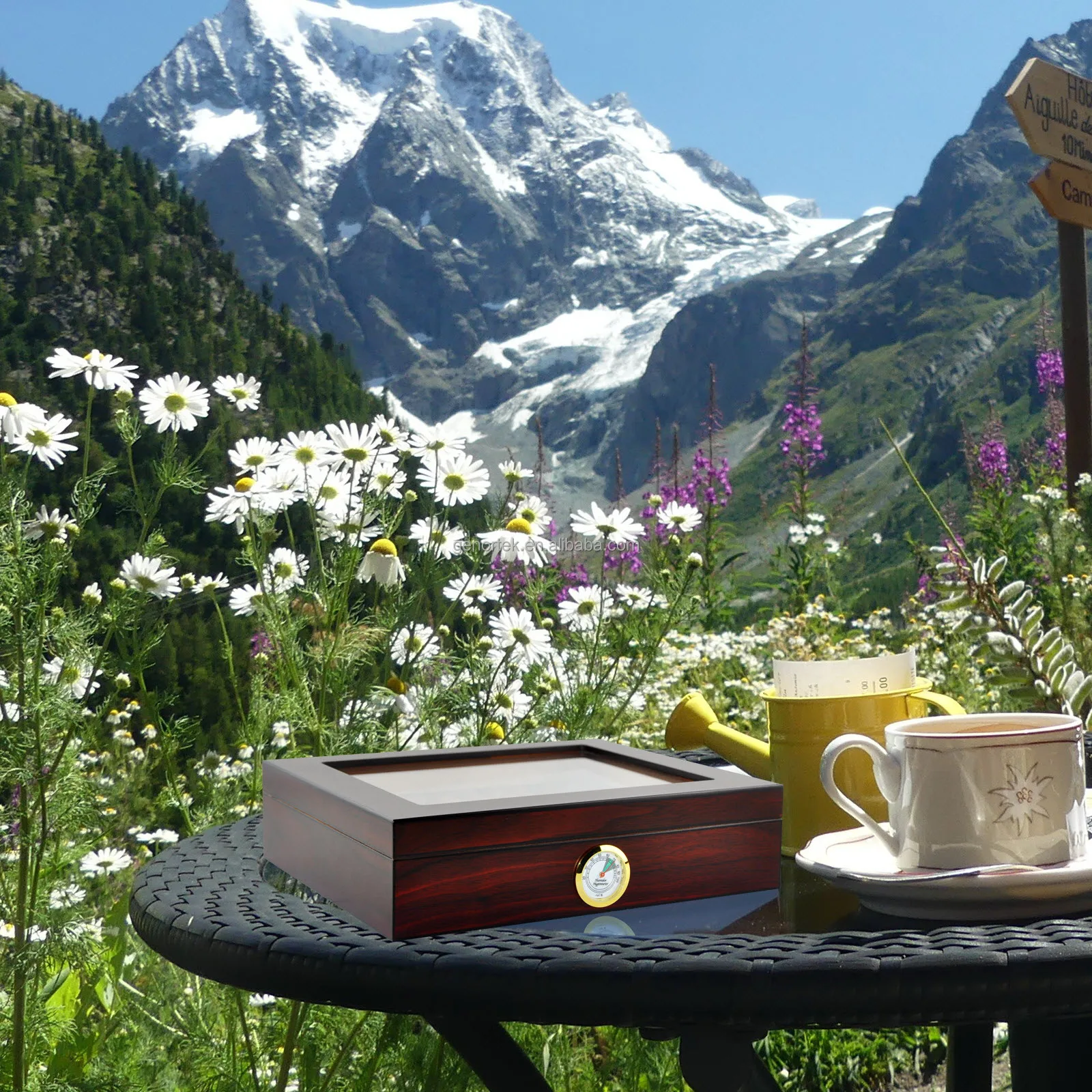 Wholesale Custom 20-25 Count Desktop Spanish Cedar Wood Cigar Case Luxury Tempered  Glass Top Wooden Cigar Humidor