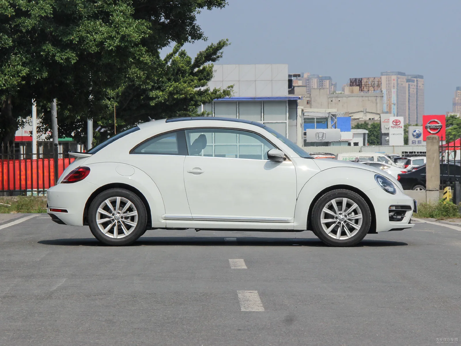 Efficient Engine, Legendary Style VW Beetle Gasoline Car volkswag-en