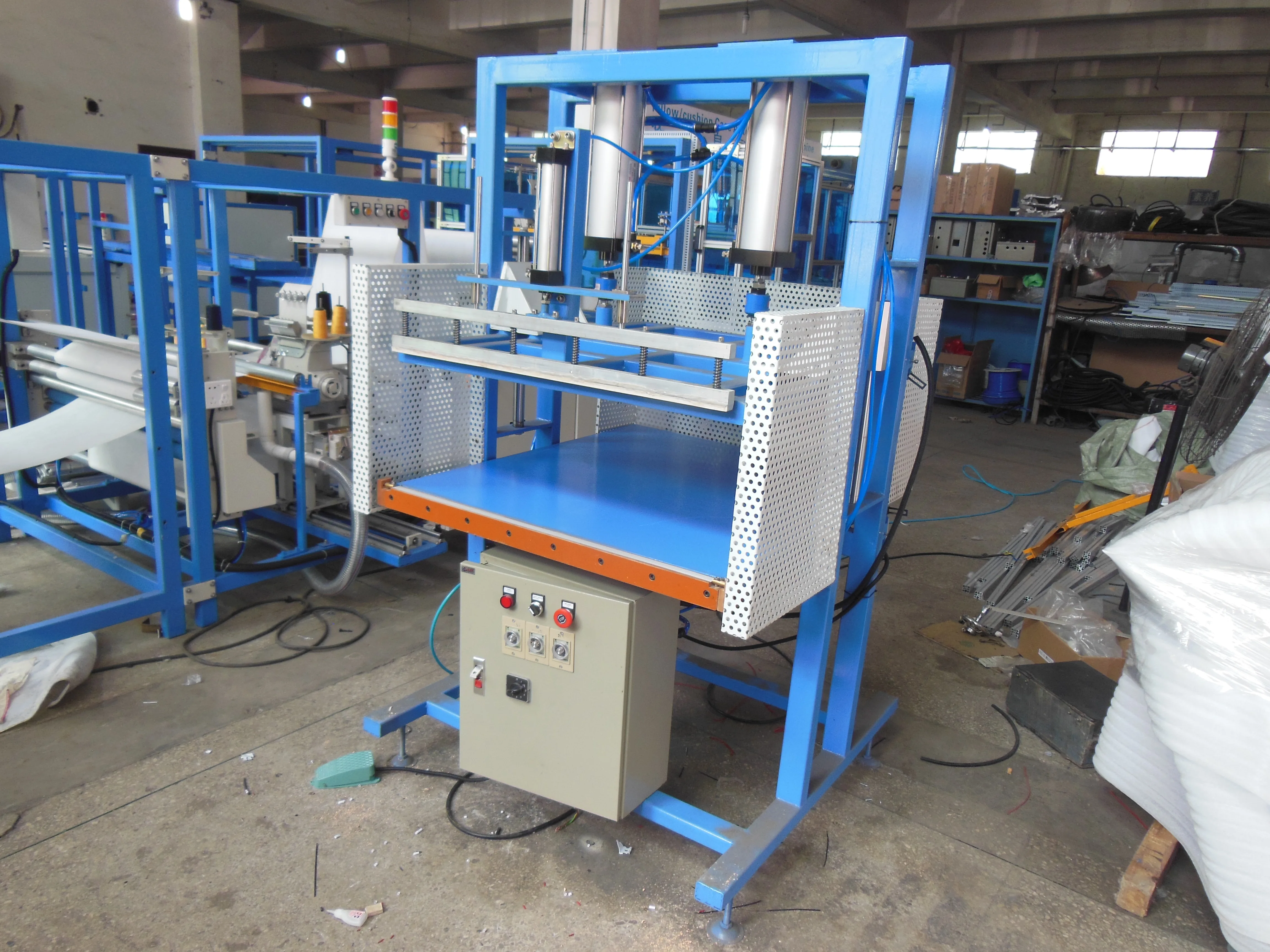 Vacuum packing machine