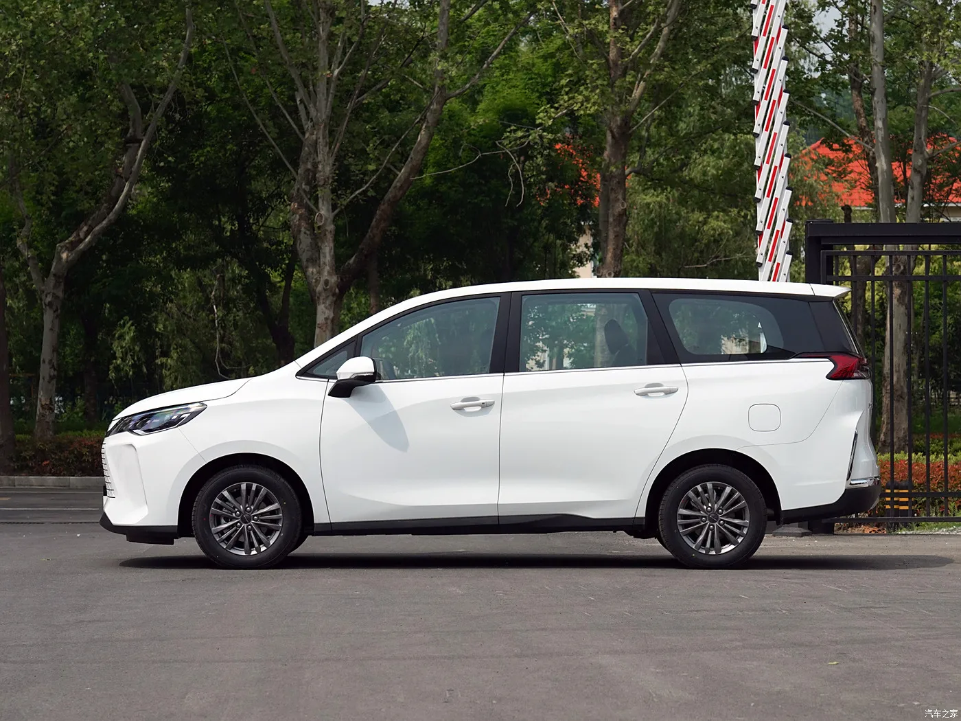 SAIC Datsun Dazhong 5 MPV Гибридный топливно-Электрический фургон с съемными сиденьями 7-местный и 6-местный электромобиль