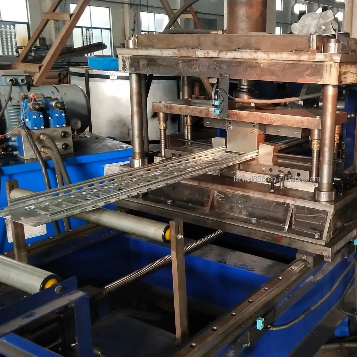 China manufacturing galvanized steel cable tray making punching machine