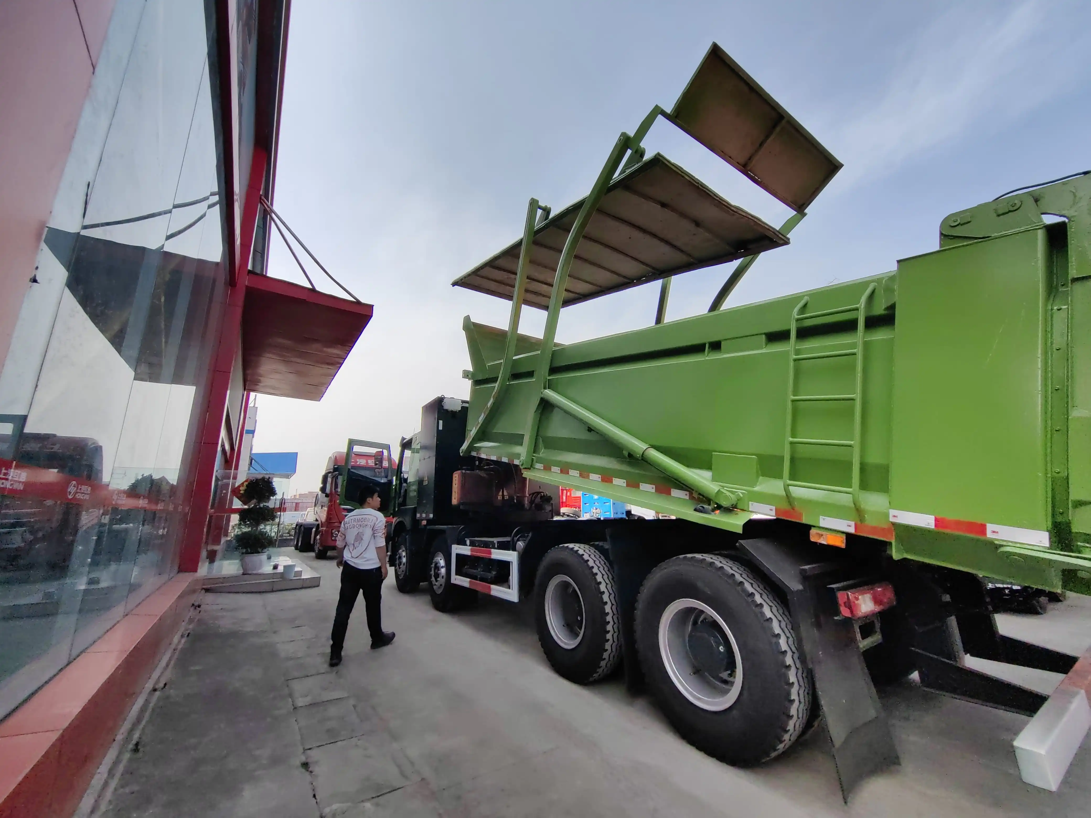 Spot supply China truck 8*4 truck container 5.8 meters freight truck