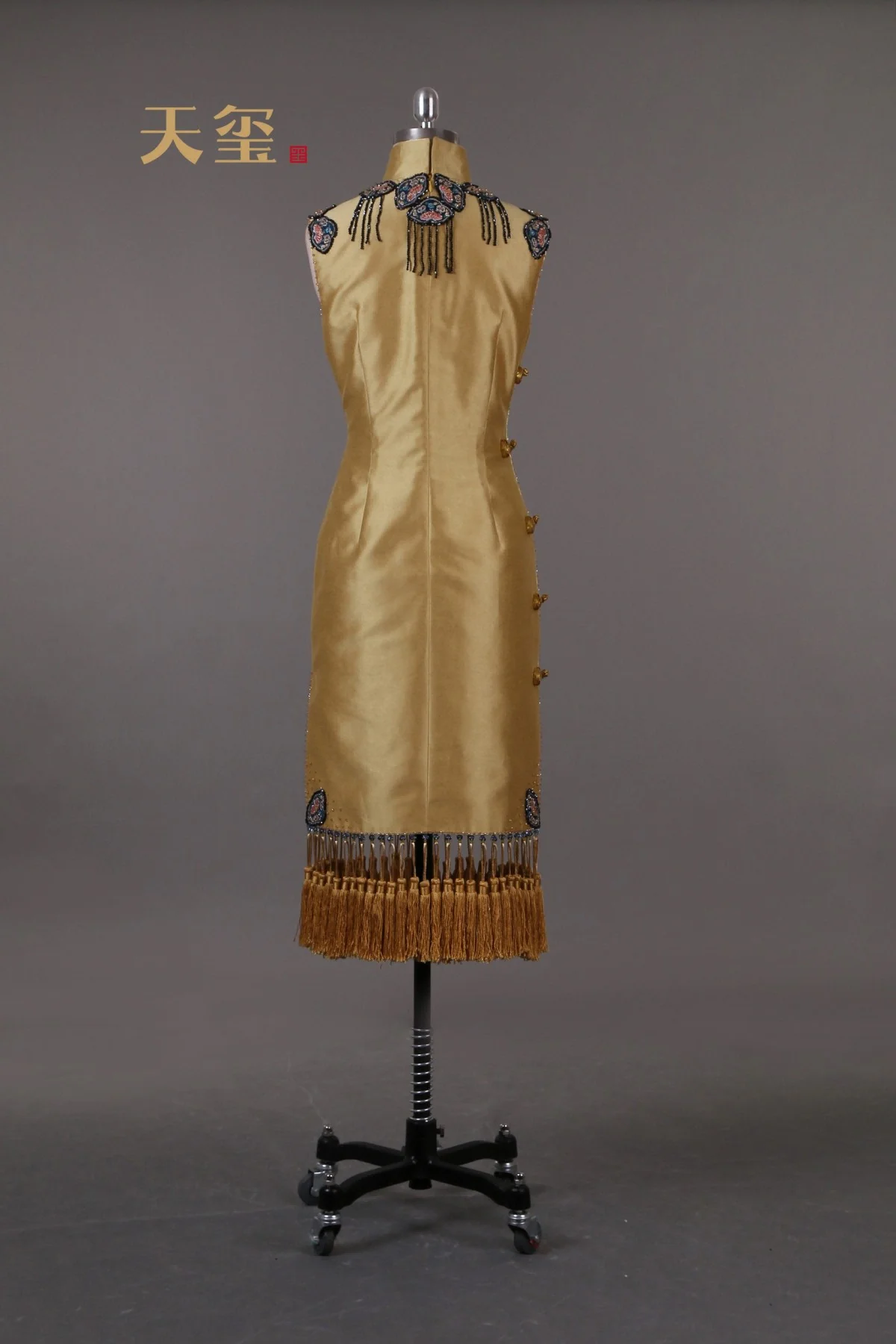 Chinese Cheongsam pipao chirpaur bespoke luxury custom wedding bridal bride mother of bride plus size oriental knot button