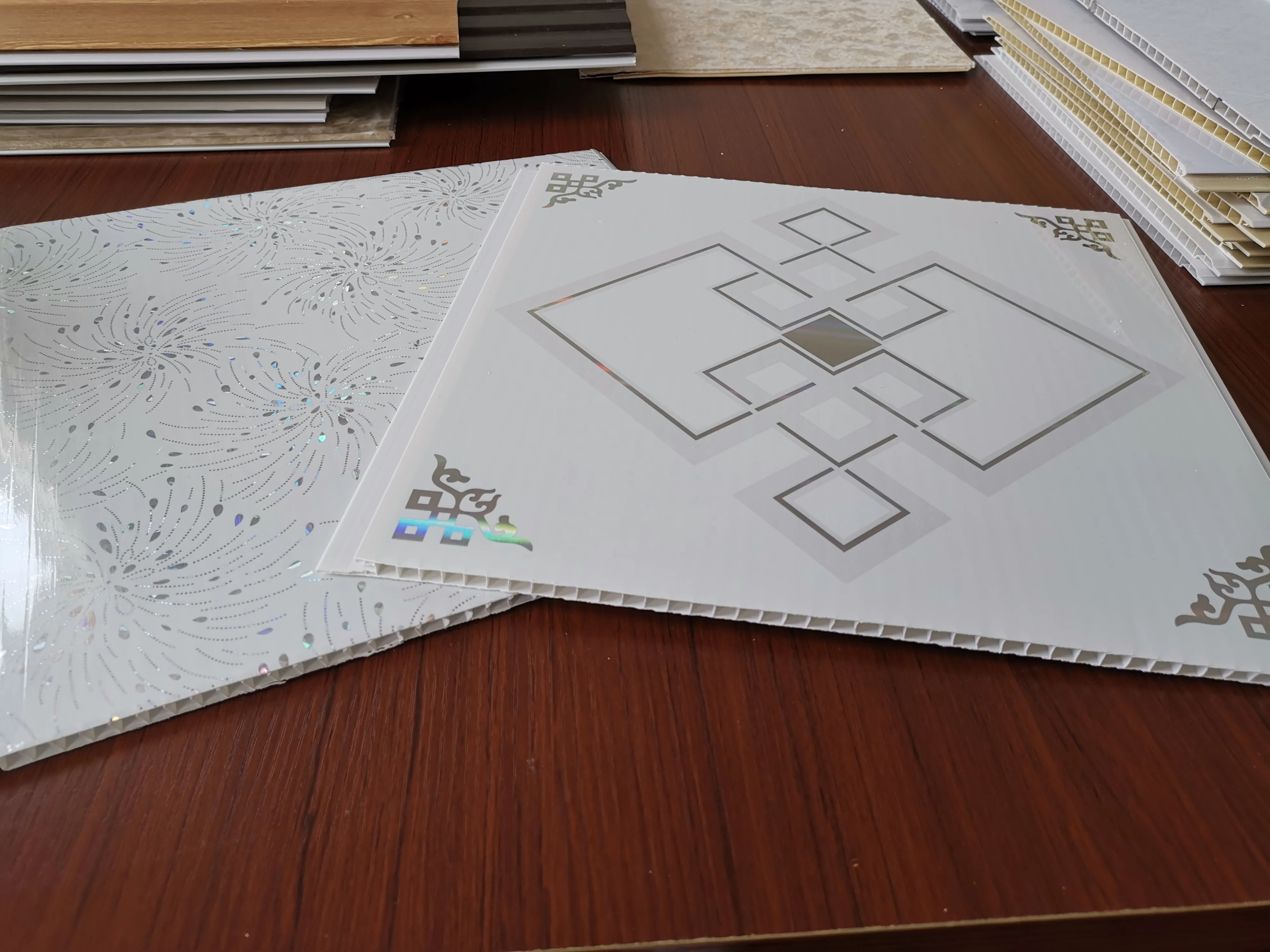 Домашний декор новый дизайн потолочные пластиковые панели из ПВХ для современных домов