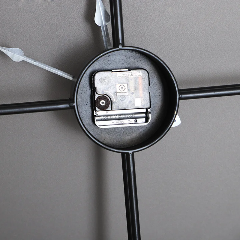 Modern Simple Design Home Decor Round Shape Gold Metal Wall Clock