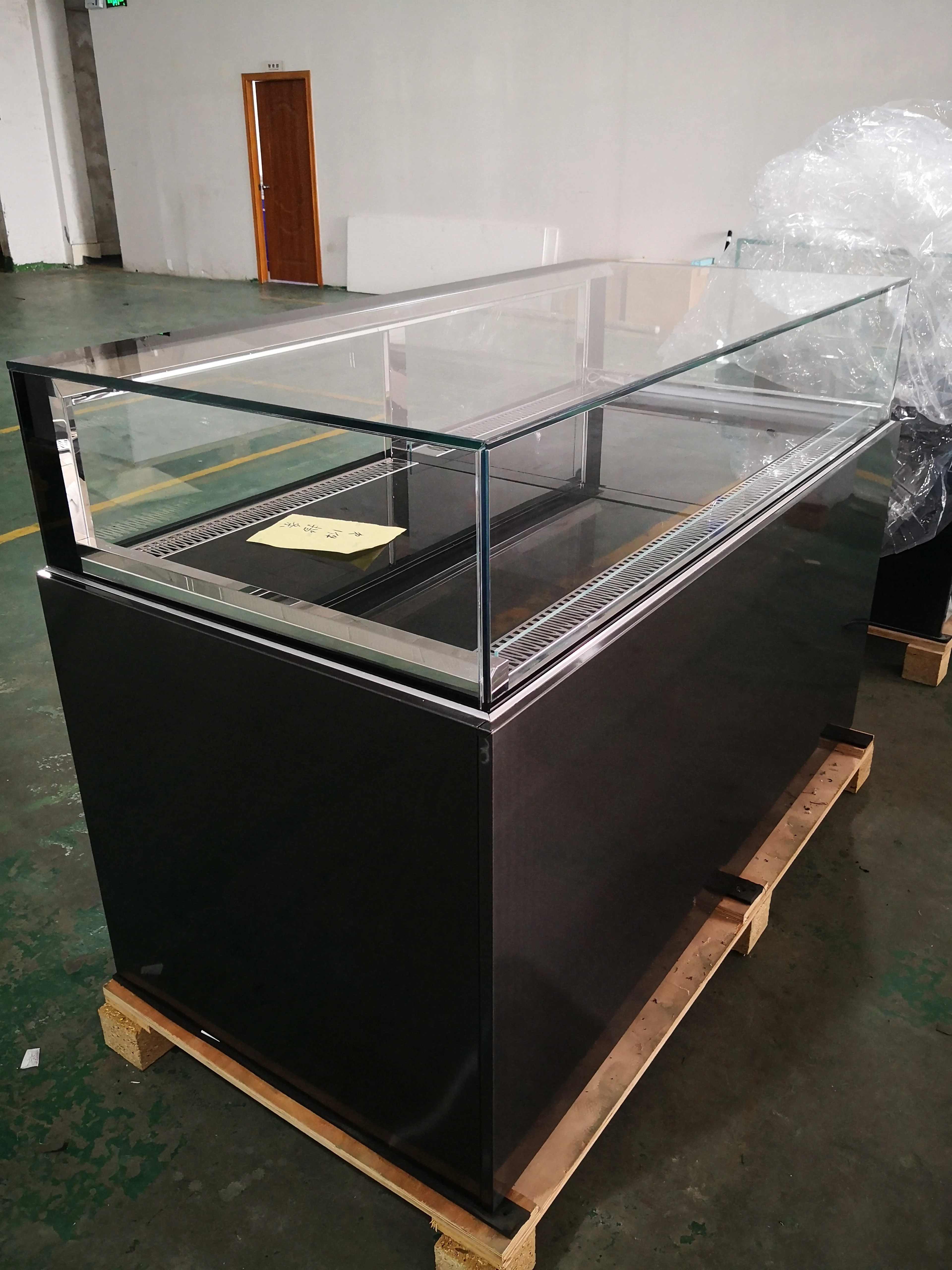 Wholesale Fashionable Popular Electricity Saving Refrigerated Chocolate Display Case Cabinet