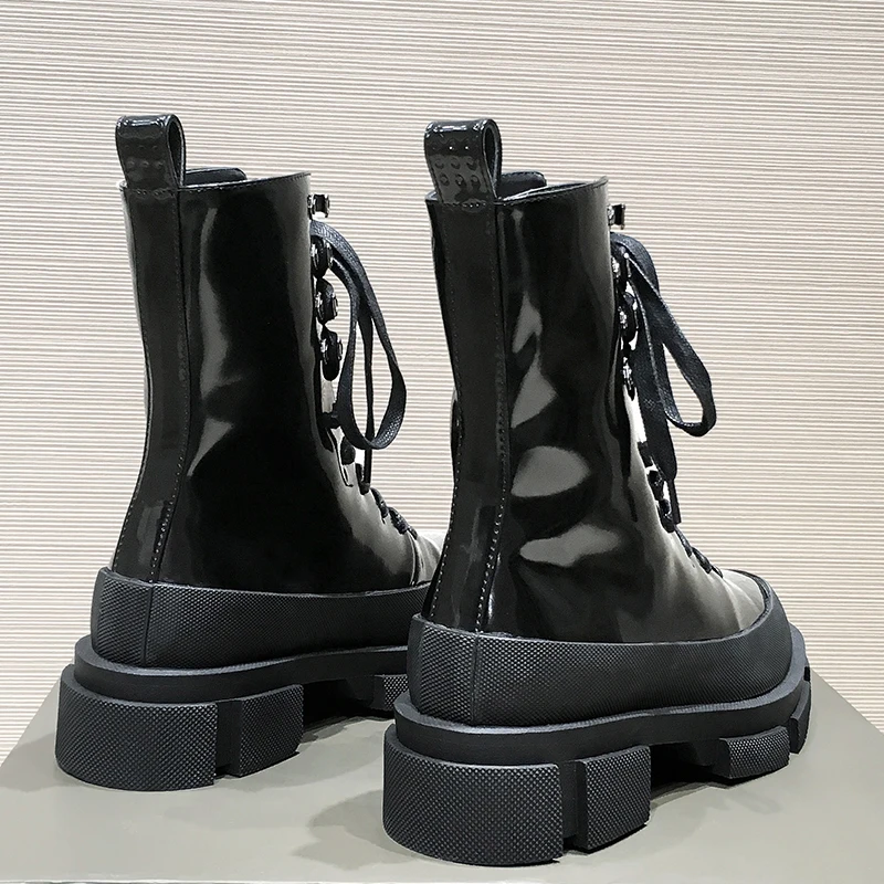 Прямая поставка, женские мотоциклетные ботинки из лакированной кожи с логотипом на заказ, женская обувь с заклепками, женские ботинки на платформе